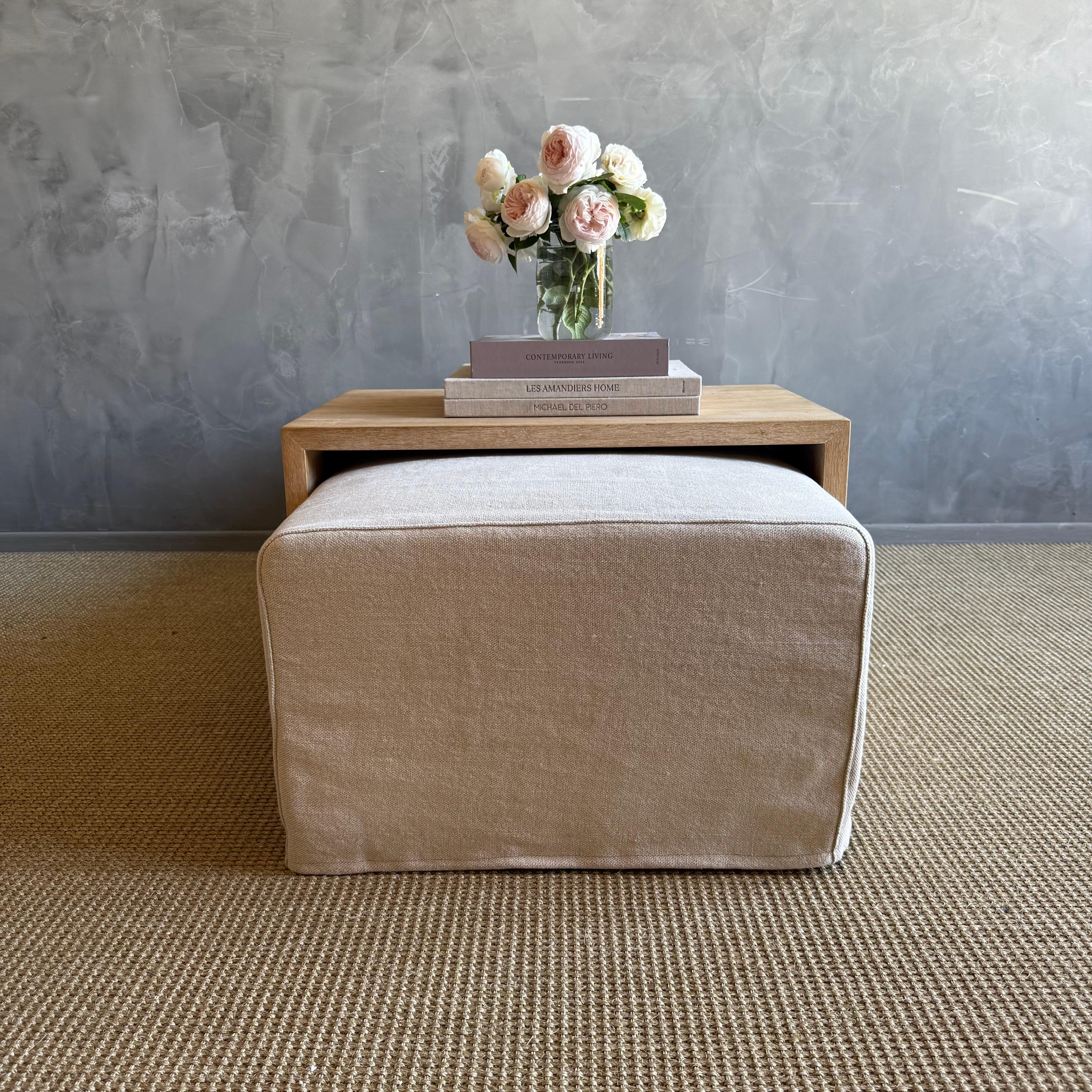 Ottoman recouvert d'une housse et table de style cascade en chêne blanc (Laguna). en vente 7