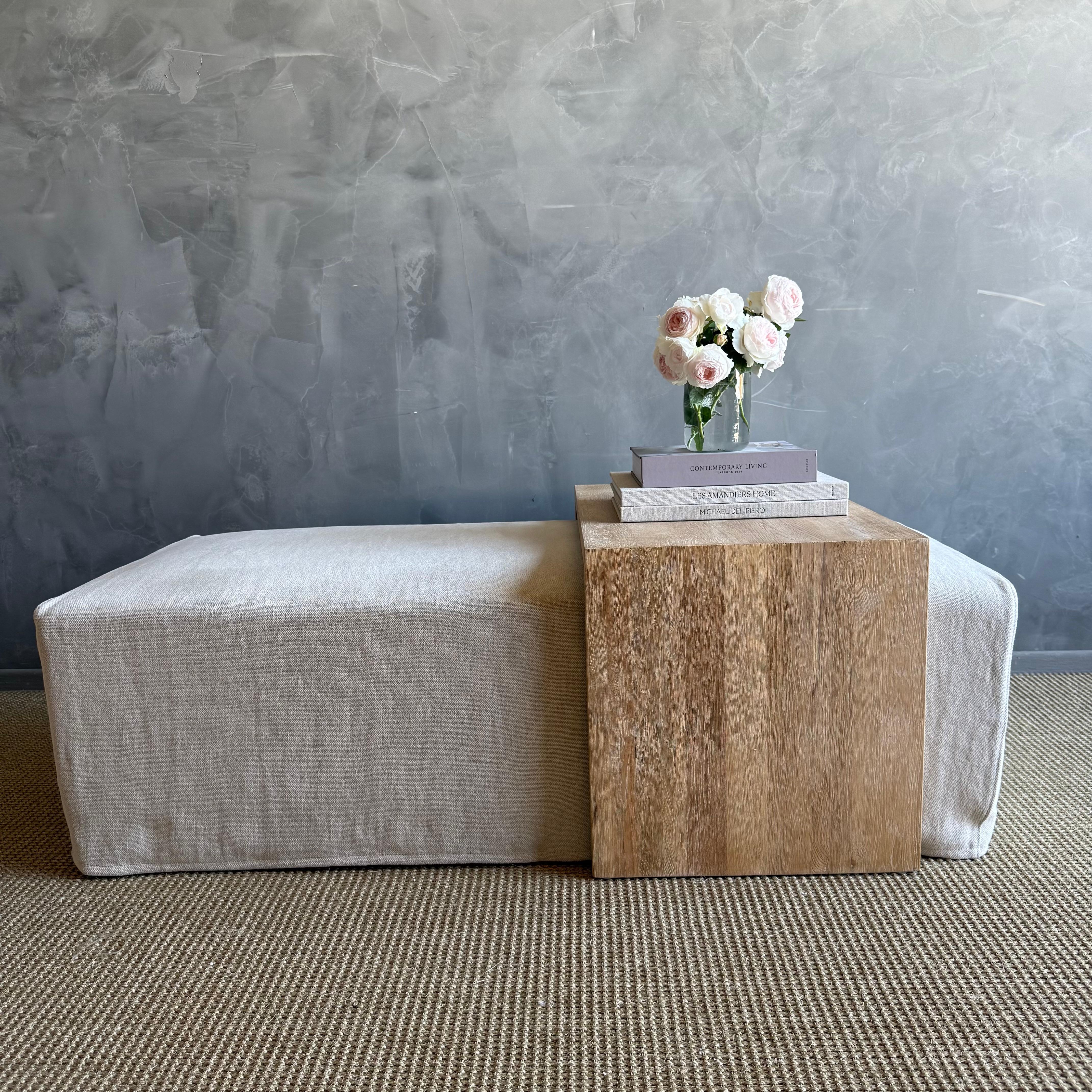 Ottoman recouvert d'une housse et table de style cascade en chêne blanc (Laguna). en vente 8