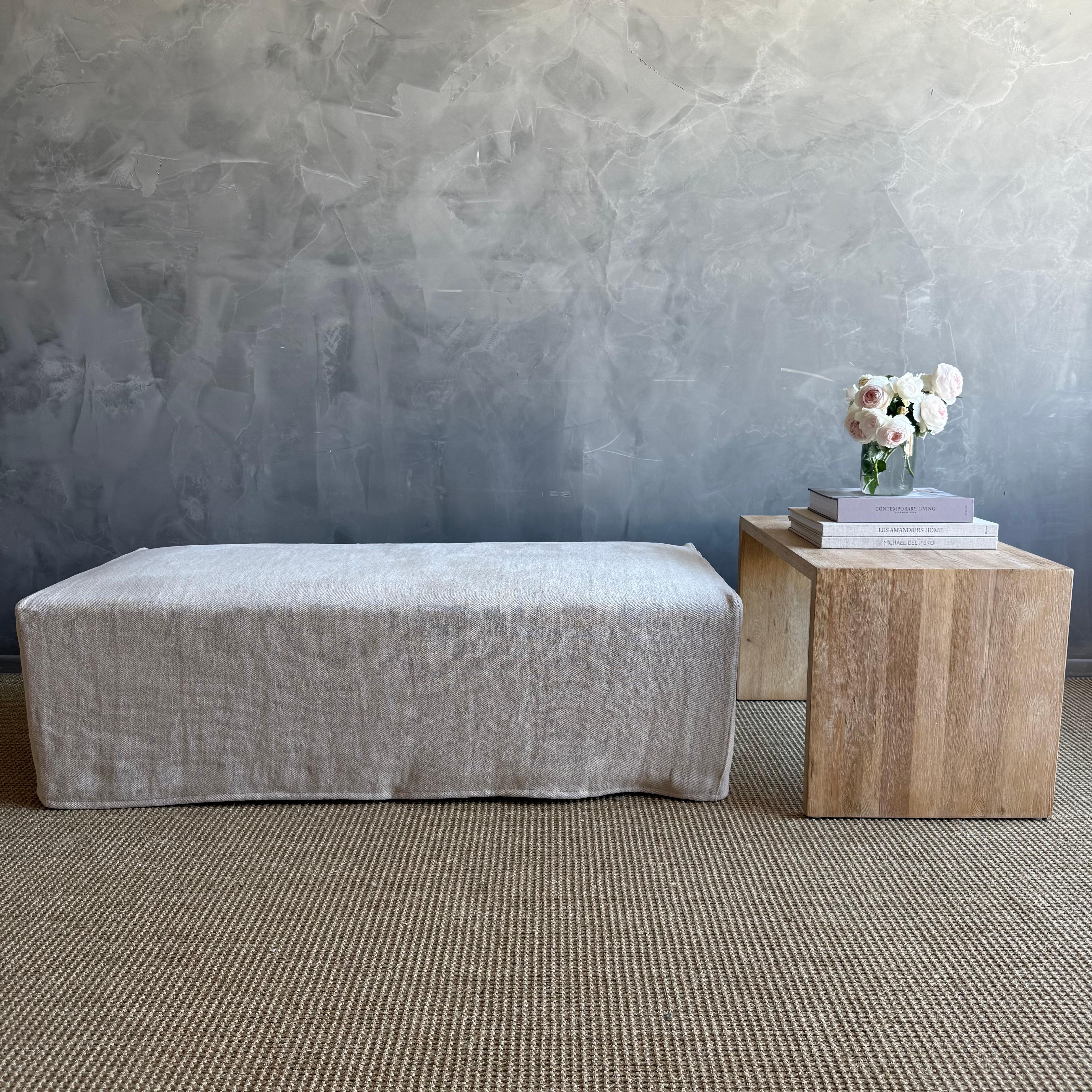 Le pouf Laguna recouvert d'une housse et la table de style cascade en chêne blanc.

100% Natural Organic Hemp, une texture douce et moelleuse dans une couleur naturelle de lin non teintée, peut être lavée en machine ou nettoyage à sec