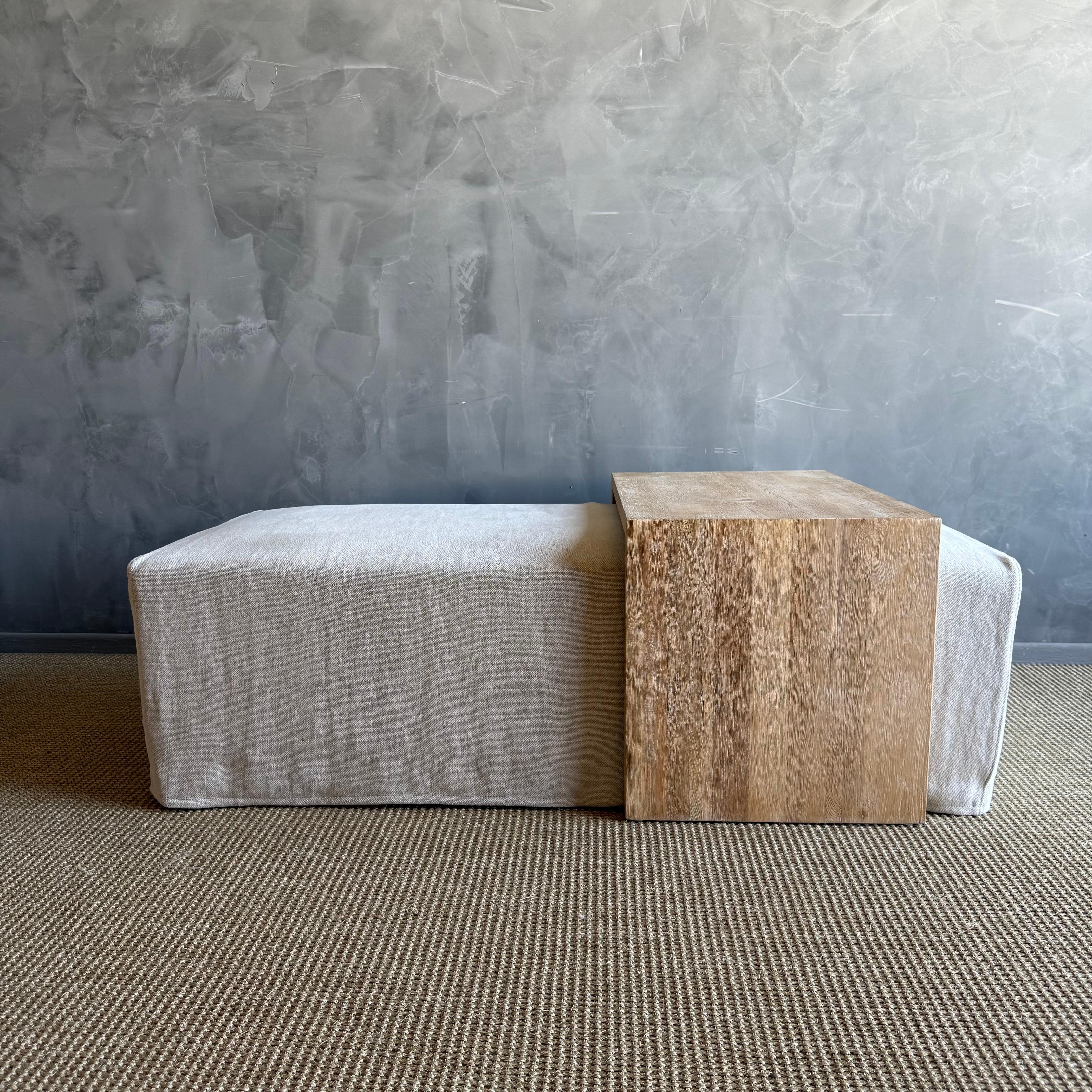 Ottoman recouvert d'une housse et table de style cascade en chêne blanc (Laguna). Neuf - En vente à Old Town Orange, CA
