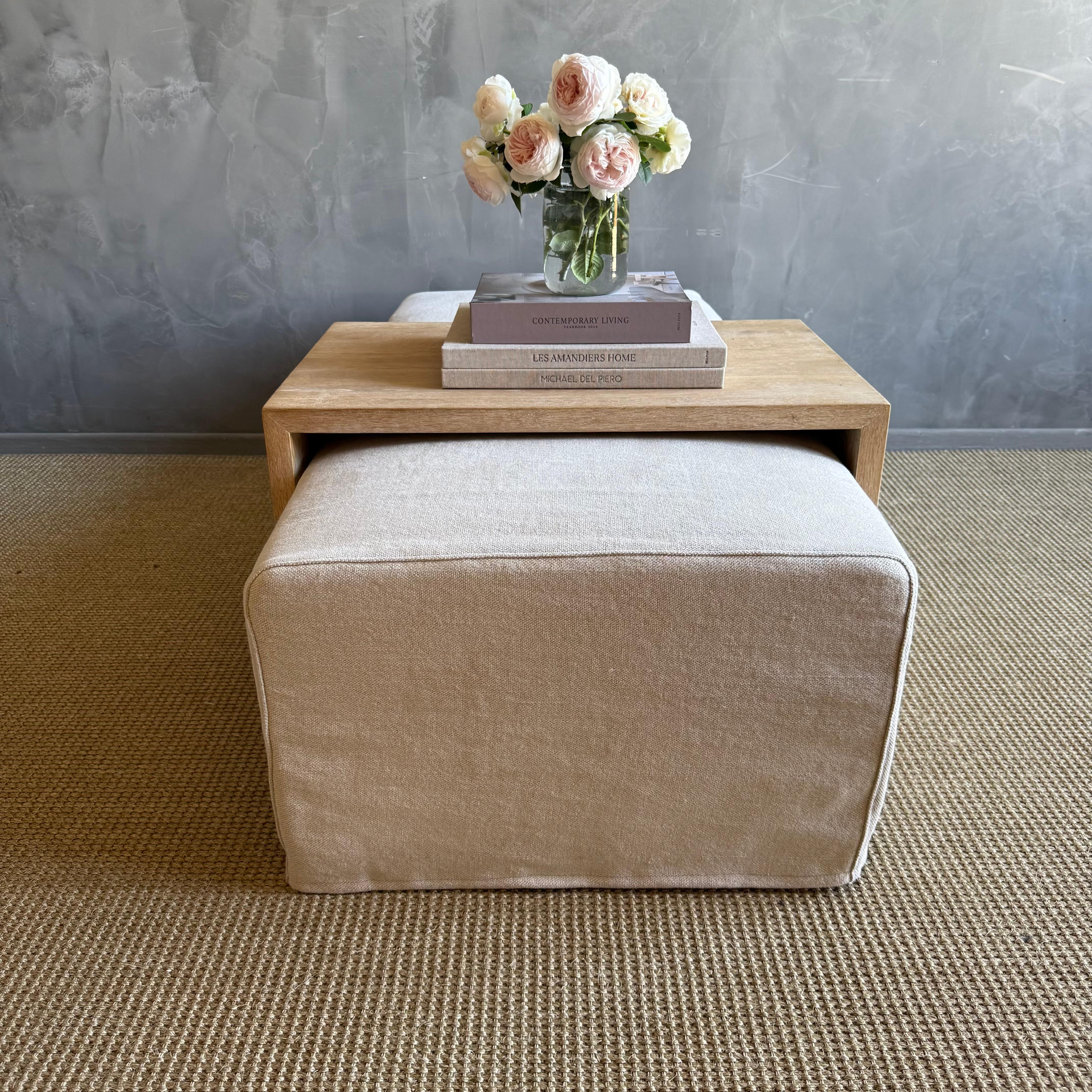 Chanvre Ottoman recouvert d'une housse et table de style cascade en chêne blanc (Laguna). en vente