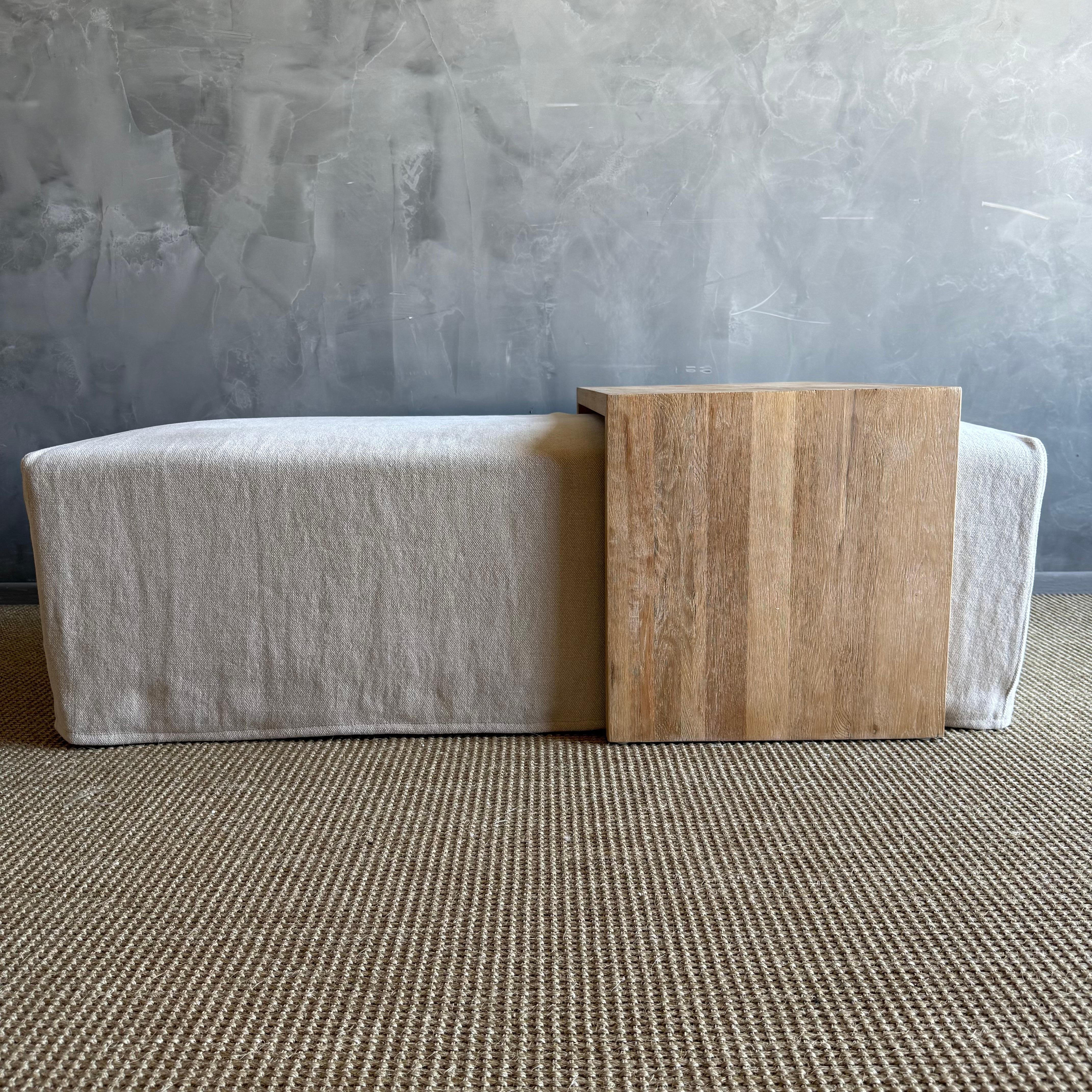 Ottoman recouvert d'une housse et table de style cascade en chêne blanc (Laguna). en vente 1