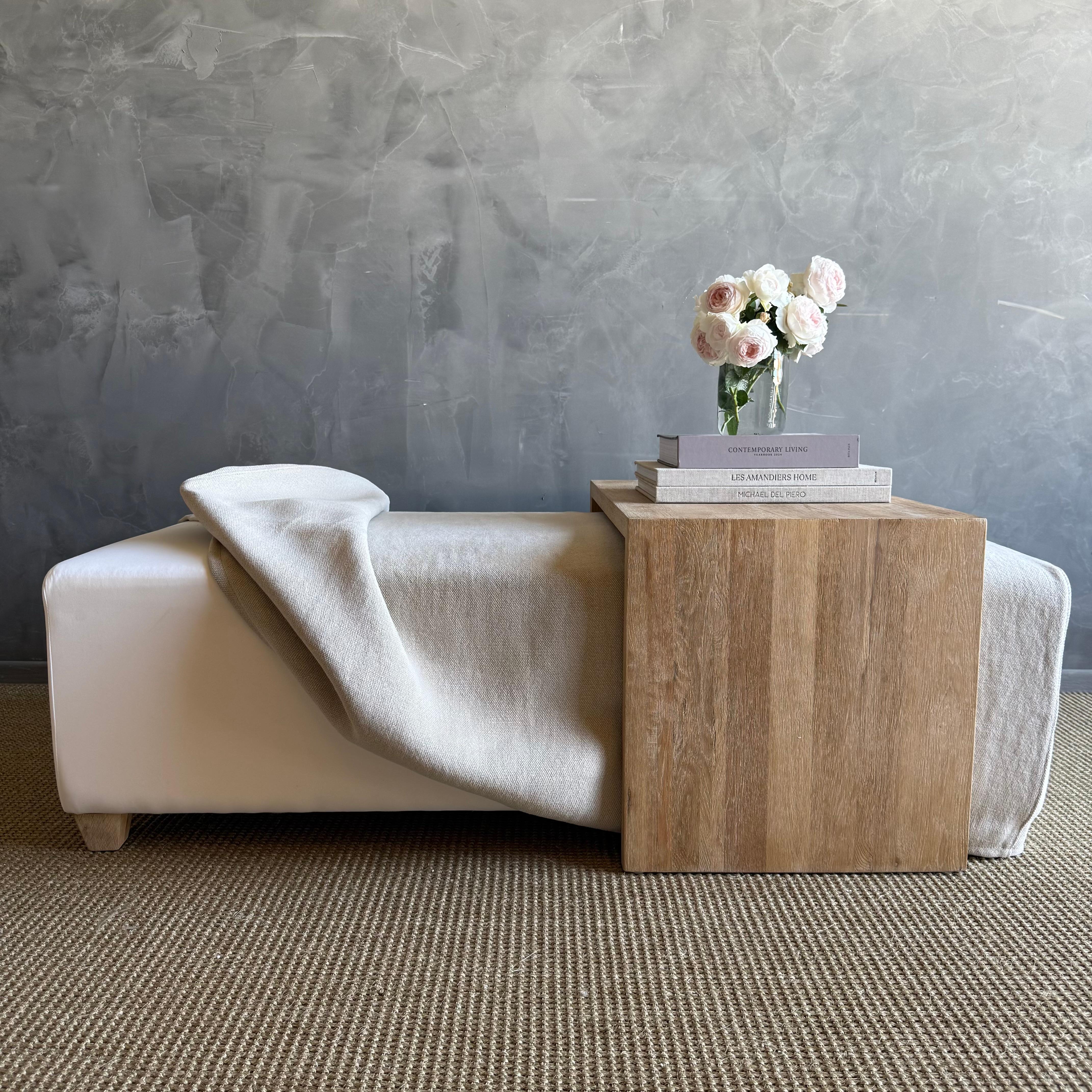 Ottoman recouvert d'une housse et table de style cascade en chêne blanc (Laguna). en vente 2