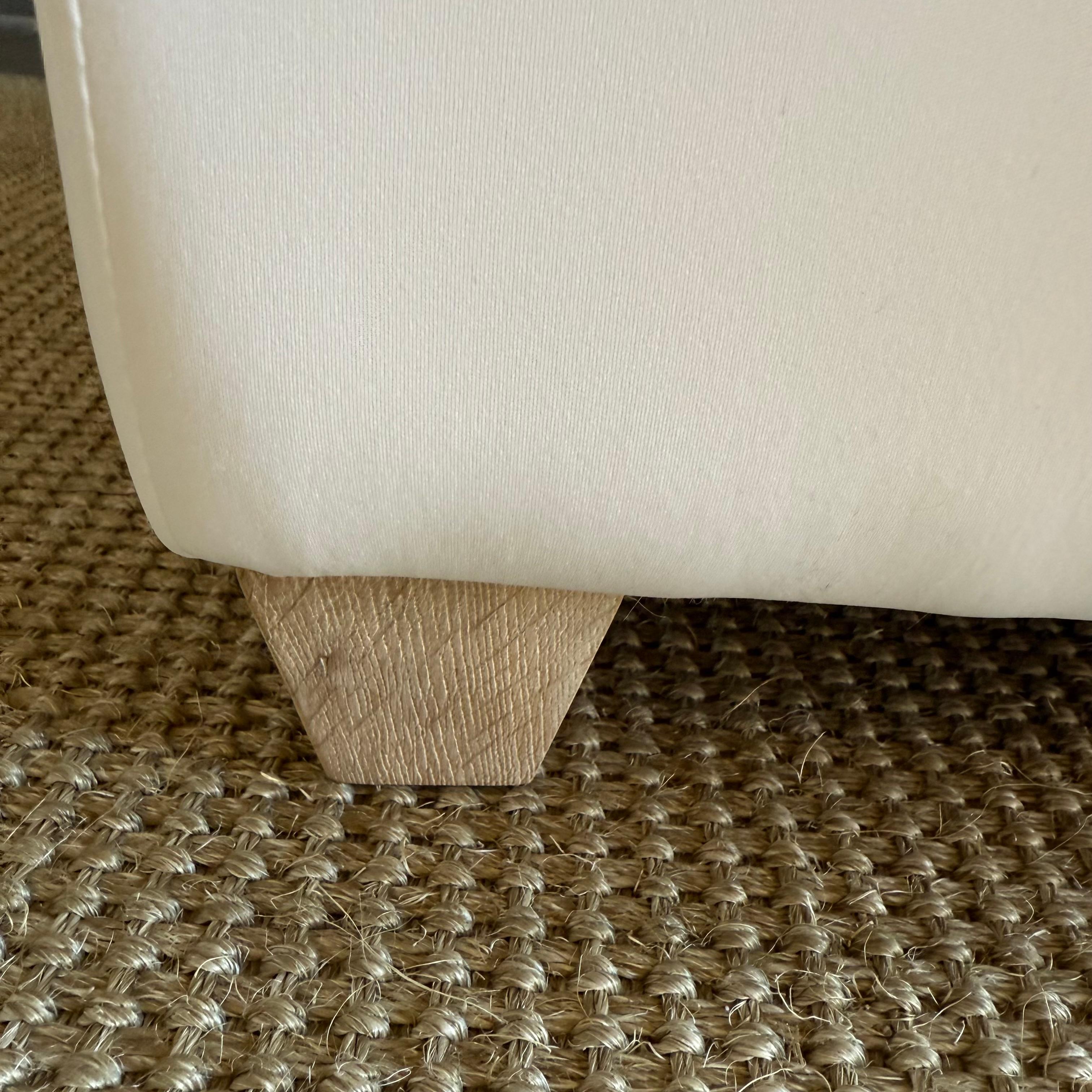 Ottoman recouvert d'une housse et table de style cascade en chêne blanc (Laguna). en vente 4