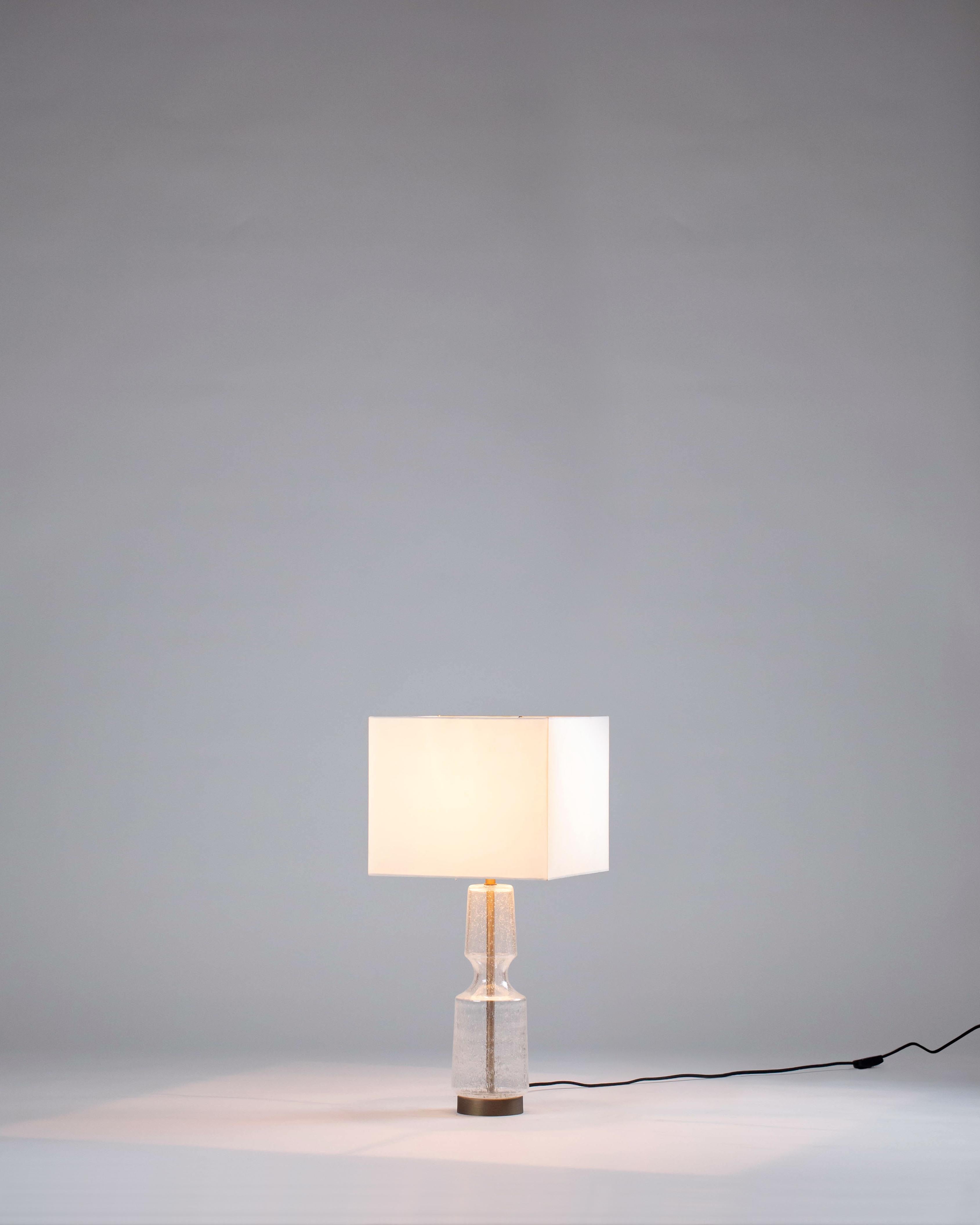 Lampe de table Laguna de G.Luce
Dimensions : D 32 x H 64 cm
MATERIAL : Verre coloré soufflé avec bulles d'air Pulegoso Finition Percaline Abat-jour. 
Poids : 2,5 kg. 

G.Luce est le résultat de trente ans d'engagement, de recherche et de