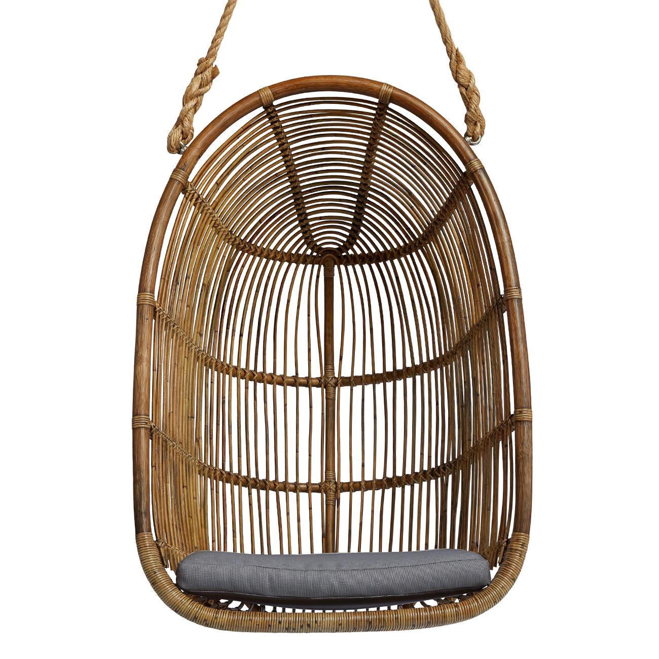 Hanging Chair Lagune all in resin fiber in rattan
style finish. Made for outdoor and indoor use.
Structure with aluminium frame. With cushion
in taupe finish included. It hangs by a rope, rope 
included.
