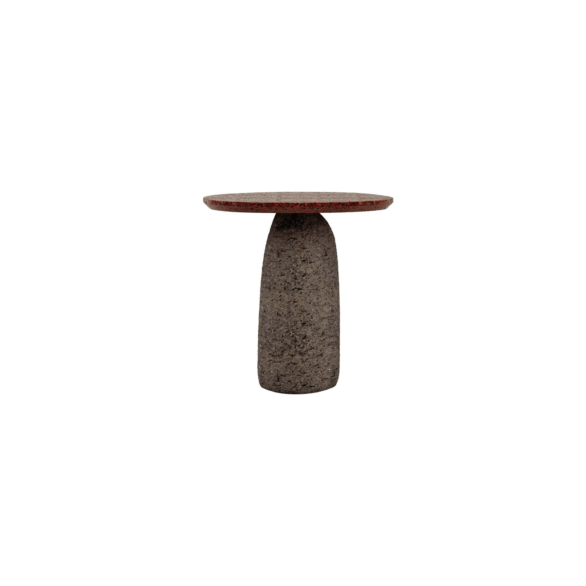 La primera colección de Mohdern y Studio Furthermore en colaboración con Ranieri marca un nuevo horizonte en el lujo del futuro. Tallada a mano en la piedra de lava de volcanes activos -un material que se renueva de forma natural-, Lahar es una