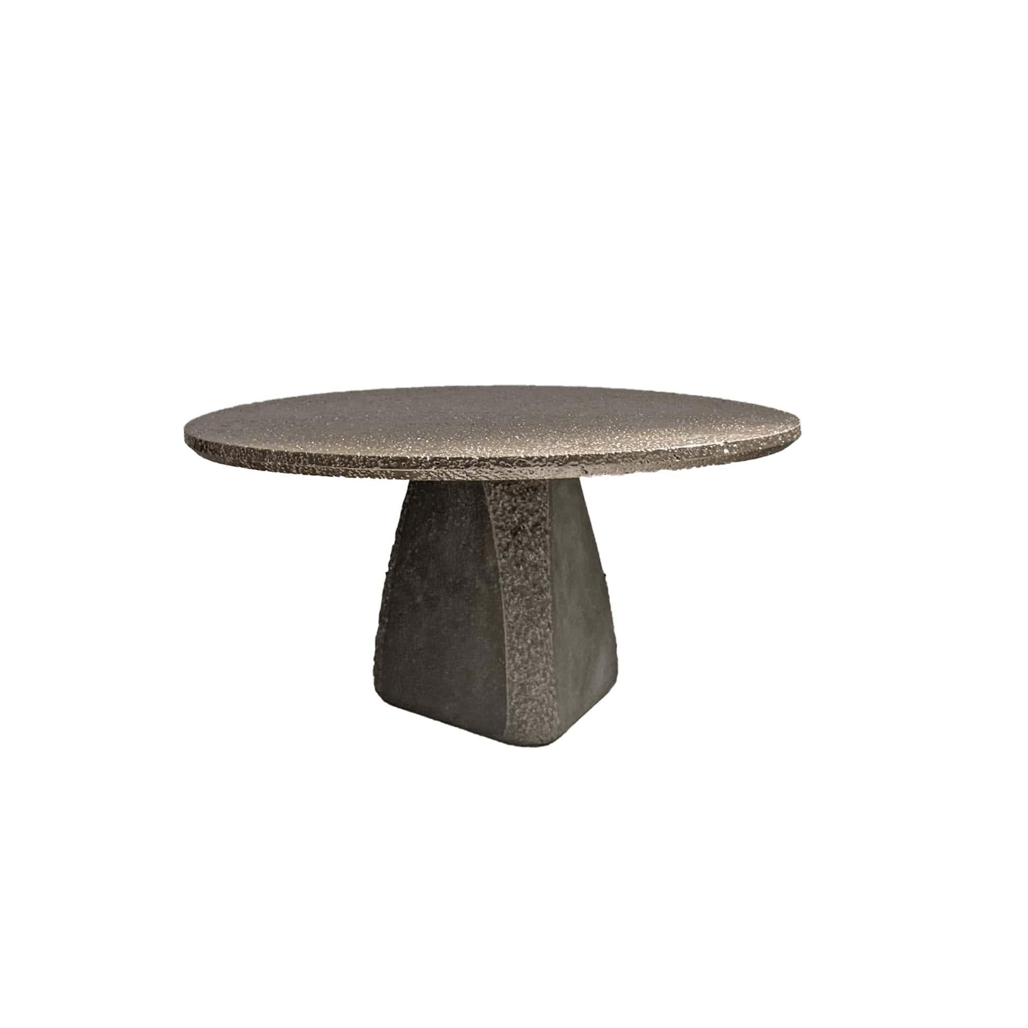 La primera colección de Mohdern y Studio Furthermore en colaboración con Ranieri marca un nuevo horizonte en el lujo del futuro. Tallada a mano en la piedra de lava de volcanes activos -un material que se renueva de forma natural-, Lahar es una