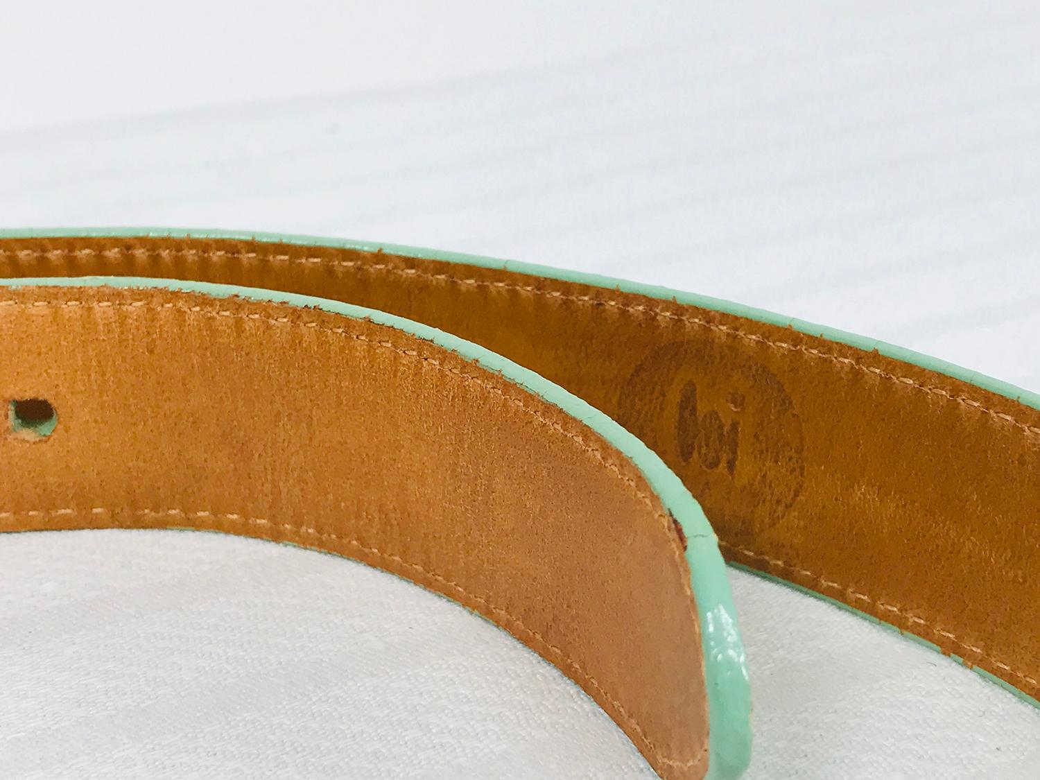 Lai green lizard belt with silver green enamel and silver metal buckle, lined in tan leather, marked size medium. In very good pre owned condition.
Measurements are in inches:
Buckle 1 1/4 x 1 1/4
Belt strap only 36 1/2
Belt width 1