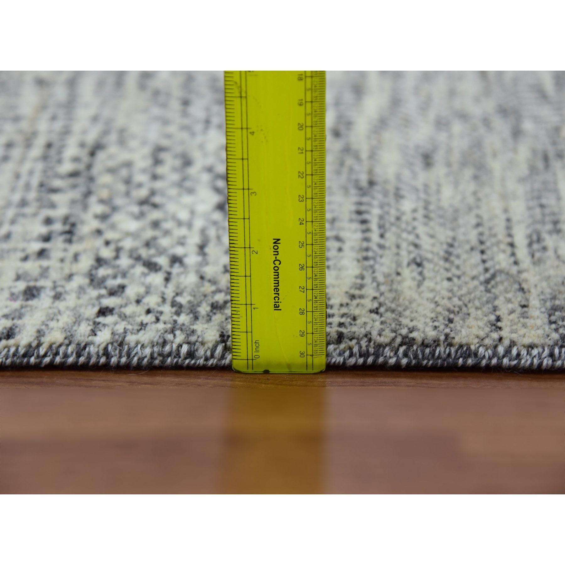 The Modernity Design Onne Tone on Tone Laine non teintée Tapis d'Orient noué à la main en vente 4