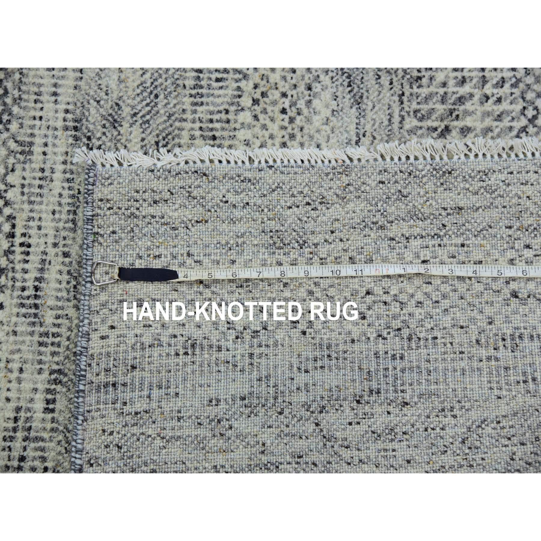 The Modernity Design Onne Tone on Tone Laine non teintée Tapis d'Orient noué à la main en vente 5