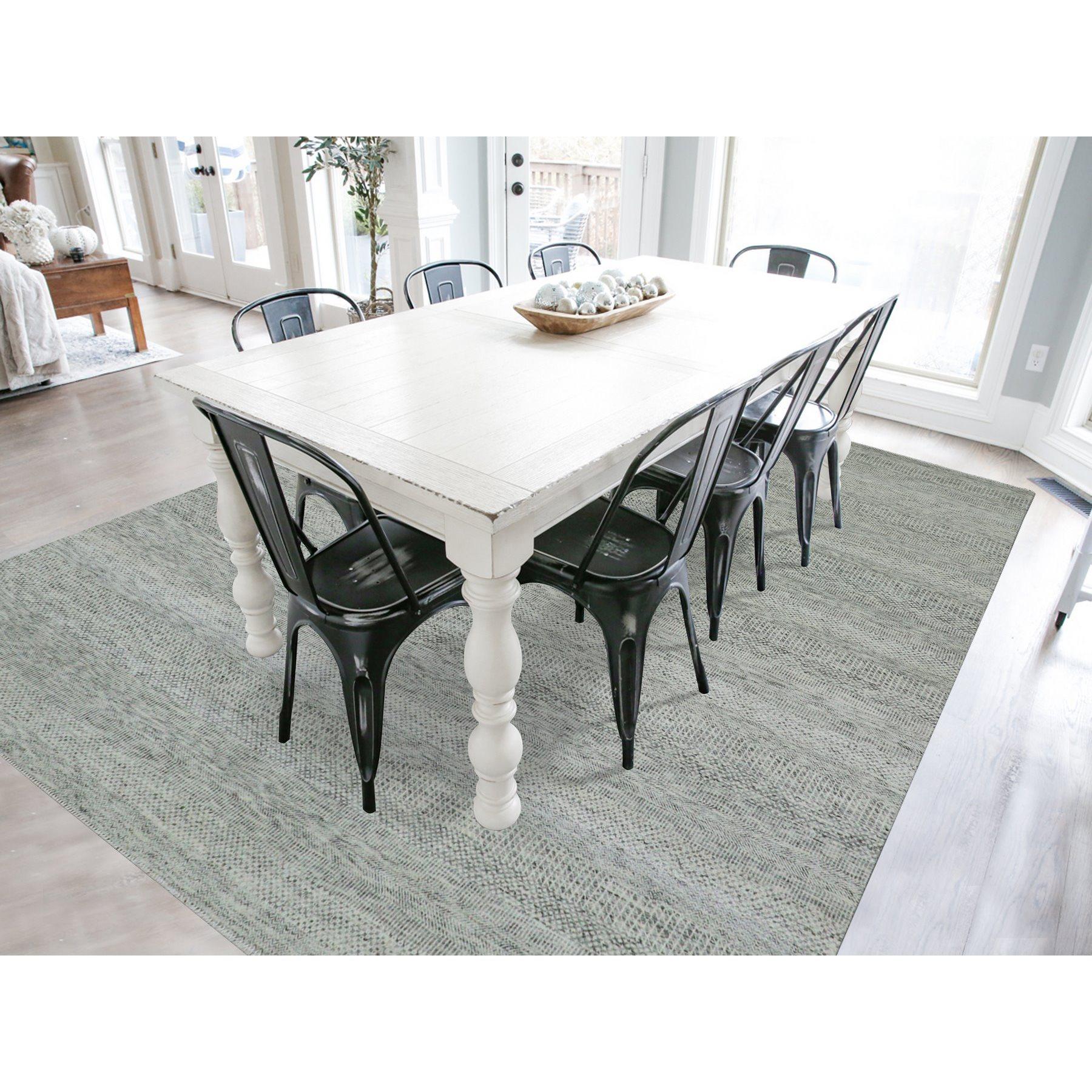 Ce fabuleux tapis noué à la main a été créé et conçu pour une résistance et une durabilité accrues. Ce tapis a été fabriqué à la main pendant des semaines selon la méthode traditionnelle qui est utilisée pour faire des
Taille exacte du tapis en