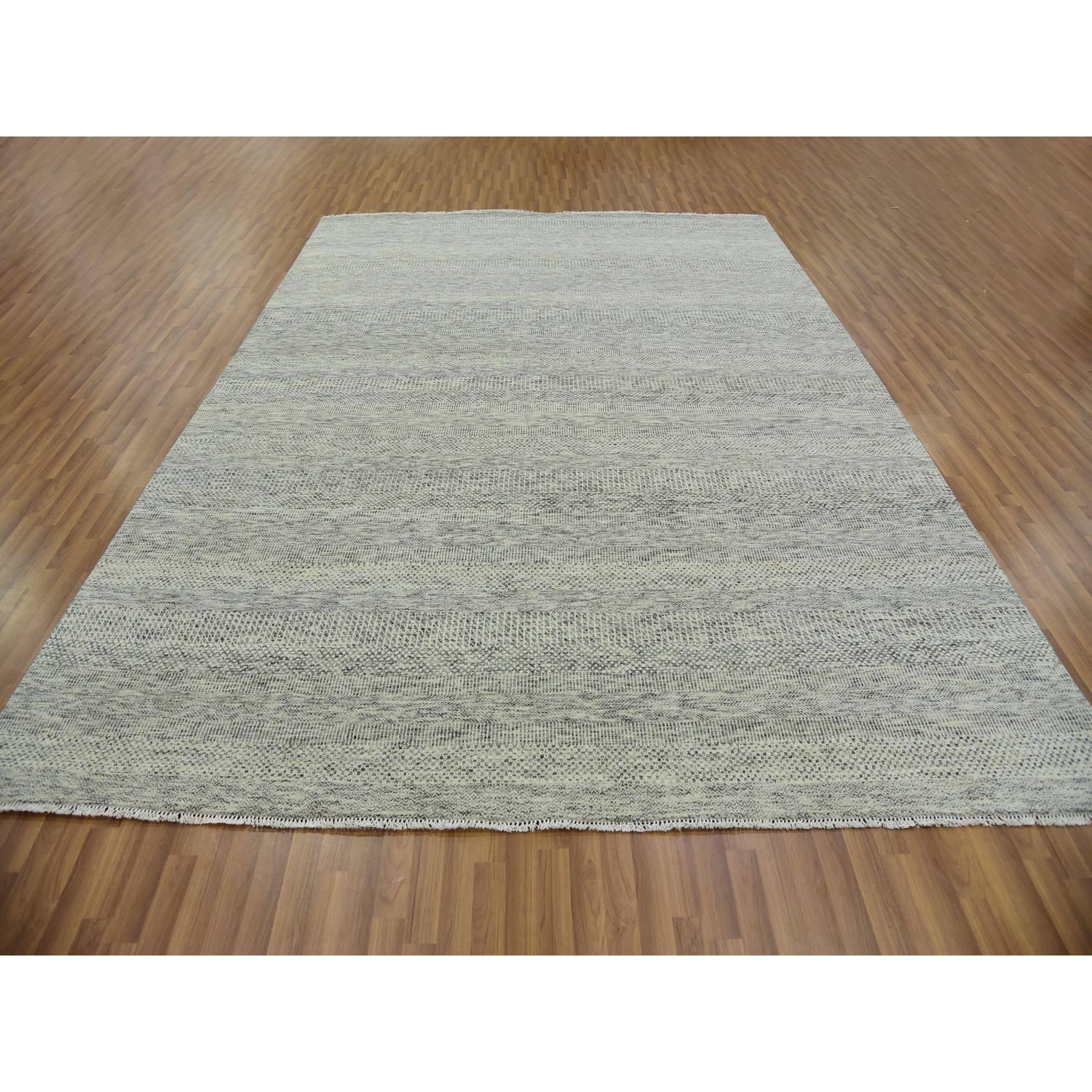 Moderne The Modernity Design Onne Tone on Tone Laine non teintée Tapis d'Orient noué à la main en vente