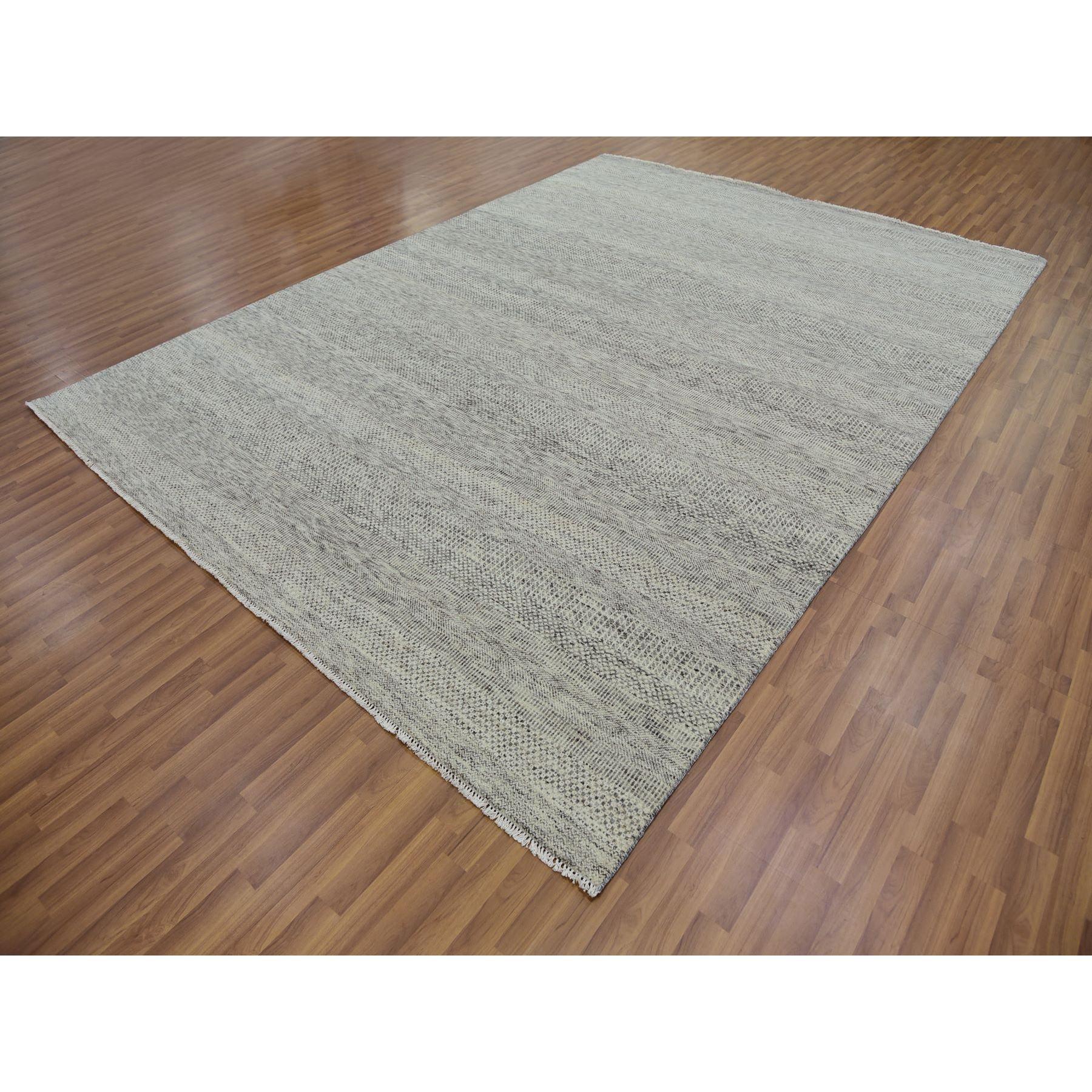 Indien The Modernity Design Onne Tone on Tone Laine non teintée Tapis d'Orient noué à la main en vente