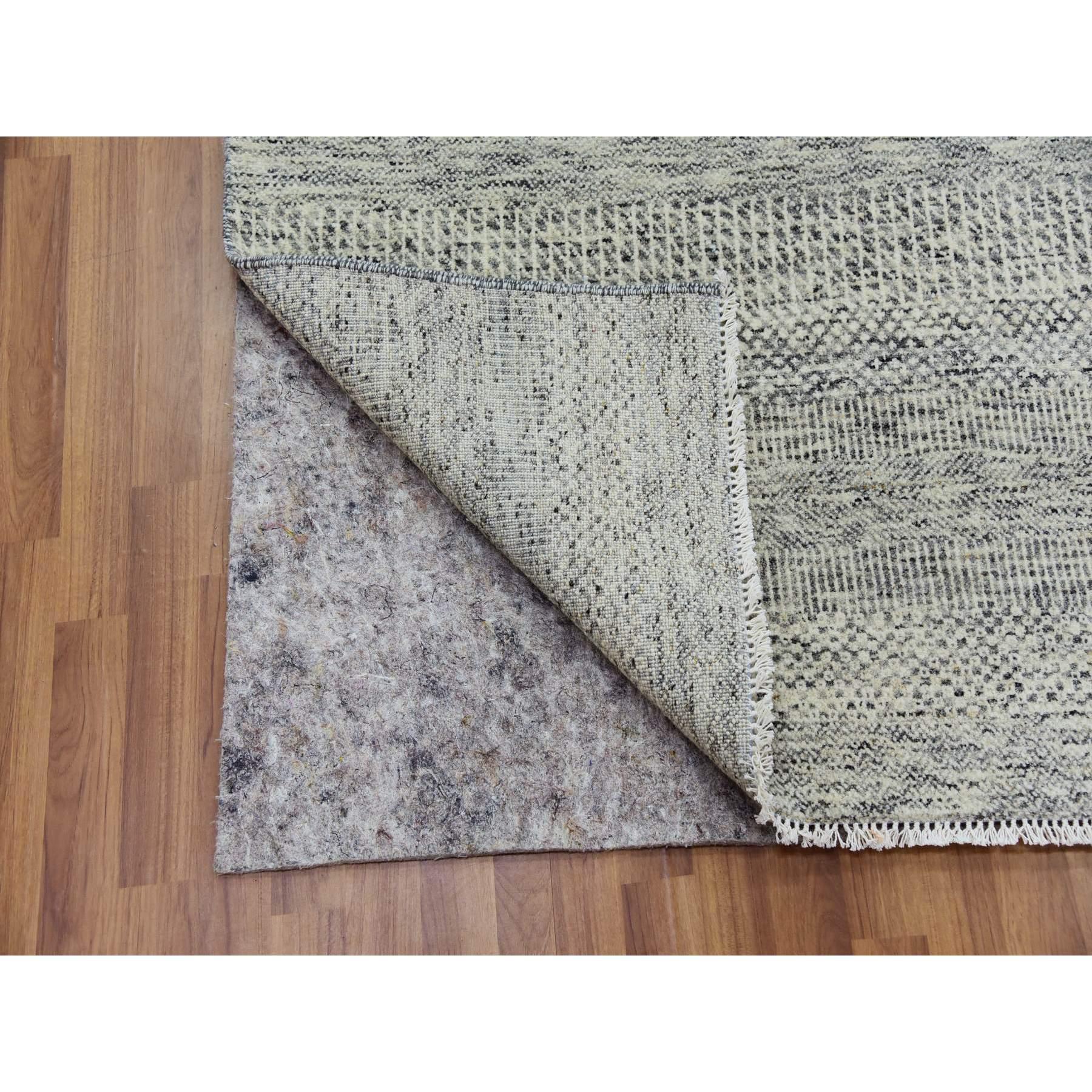 Noué à la main The Modernity Design Onne Tone on Tone Laine non teintée Tapis d'Orient noué à la main en vente