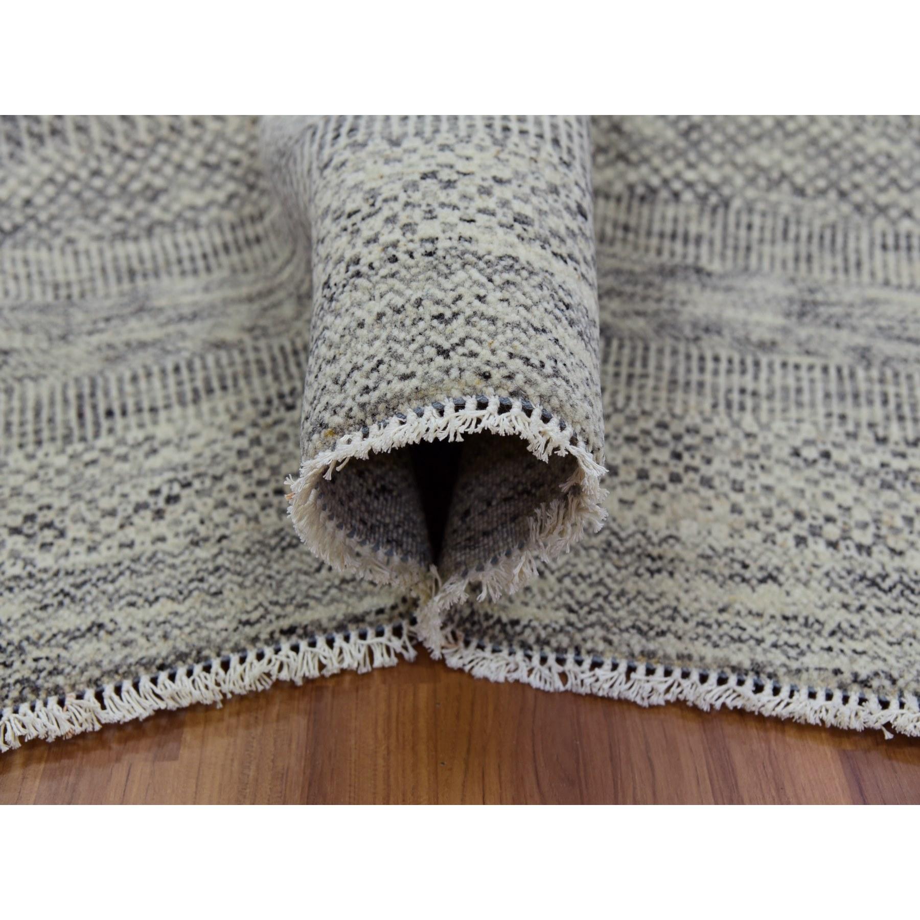 The Modernity Design Onne Tone on Tone Laine non teintée Tapis d'Orient noué à la main Neuf - En vente à Carlstadt, NJ