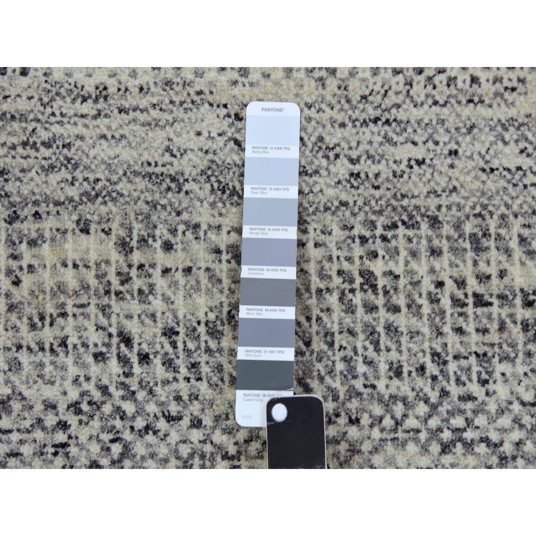 The Modernity Design Onne Tone on Tone Laine non teintée Tapis d'Orient noué à la main en vente 1