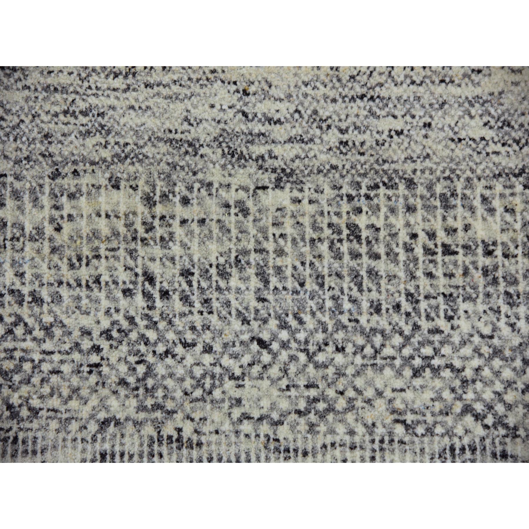 The Modernity Design Onne Tone on Tone Laine non teintée Tapis d'Orient noué à la main en vente 2