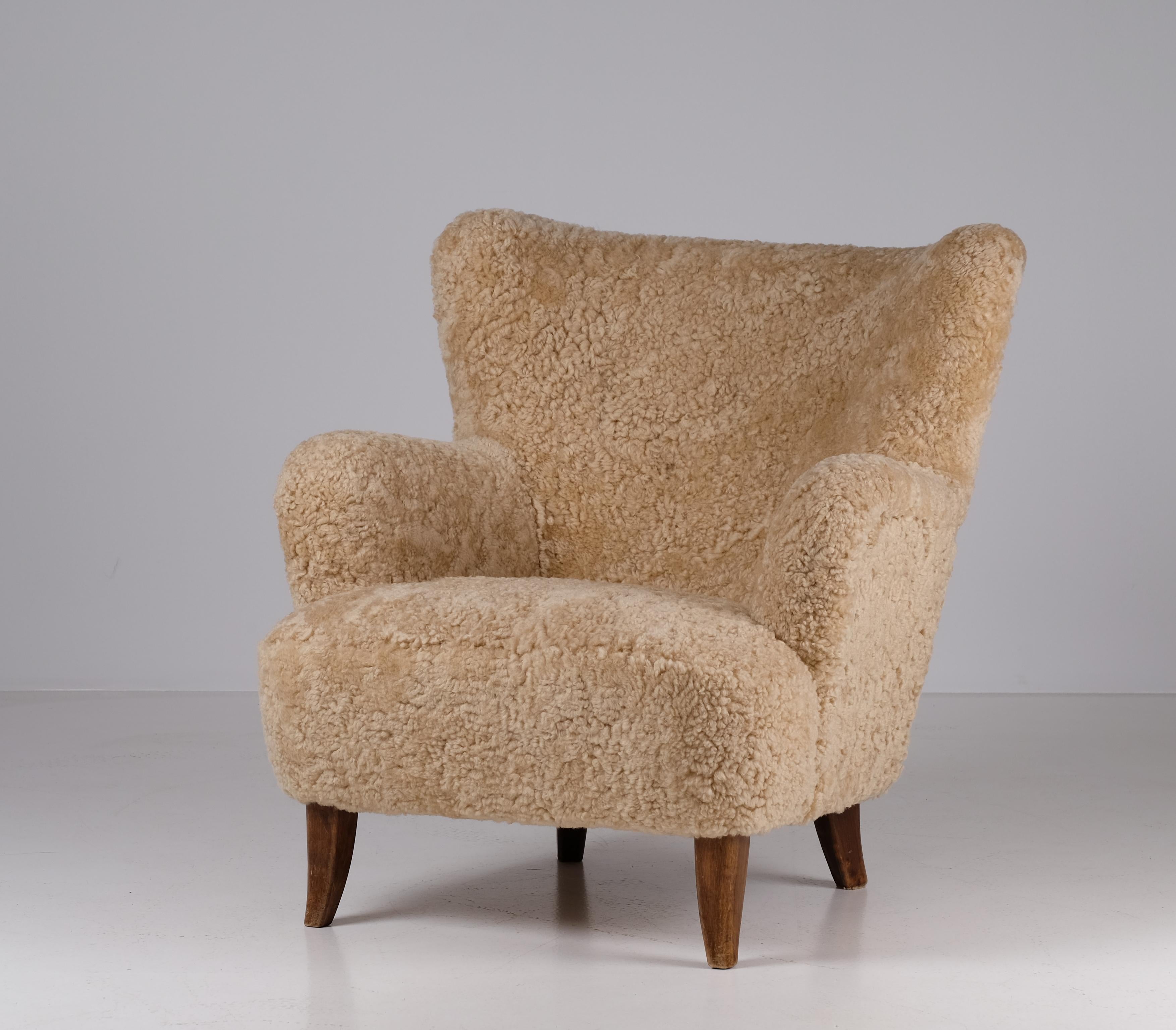 'Laila' Armchair in Sheepskin by Ilmari Lappalainen for Asko, Finland, 1950s In Good Condition For Sale In Stockholm, SE