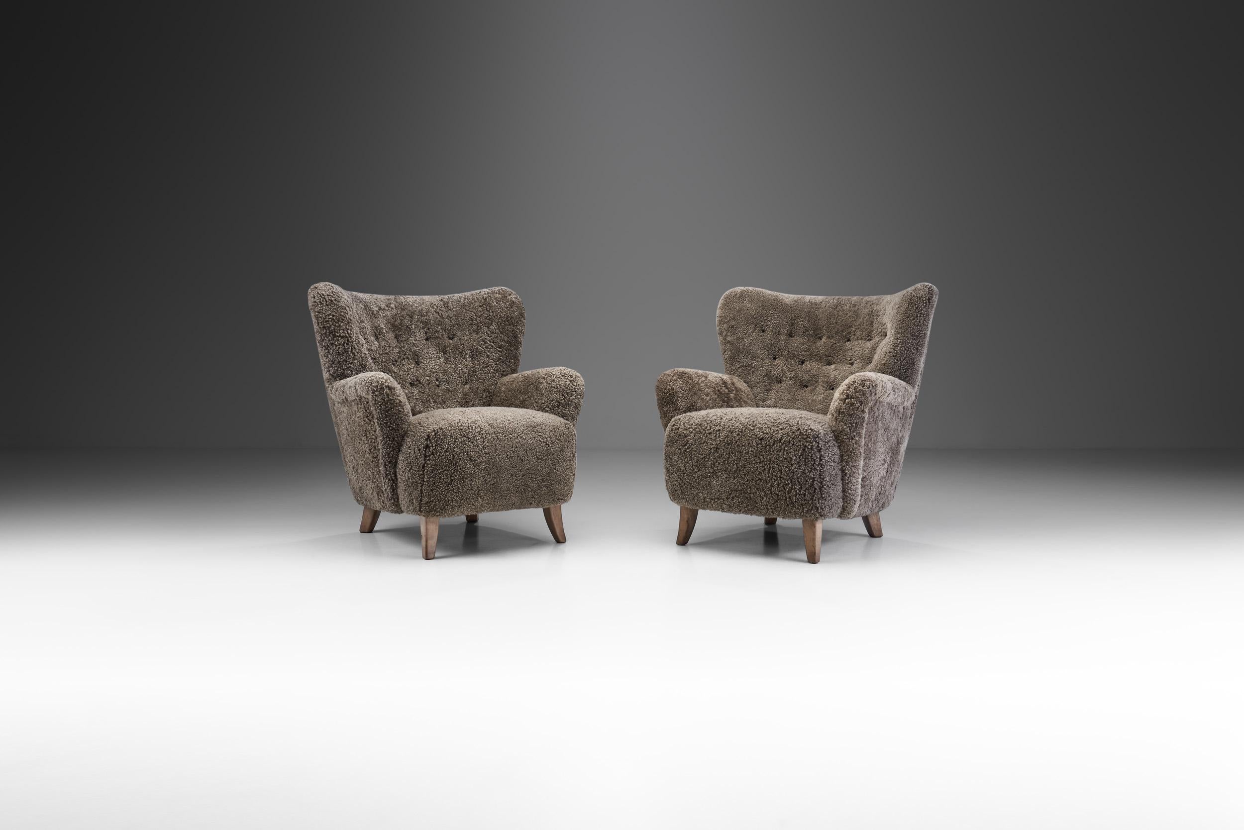The “Laila” model by the Finnish designer Ilmari Lappalainen originates from 1948, with the earliest original drawings kept in the Lahti City Museum in their Lappalainen Collection. 

This pair of “nr. 238” armchairs are from the Finnish designer’s