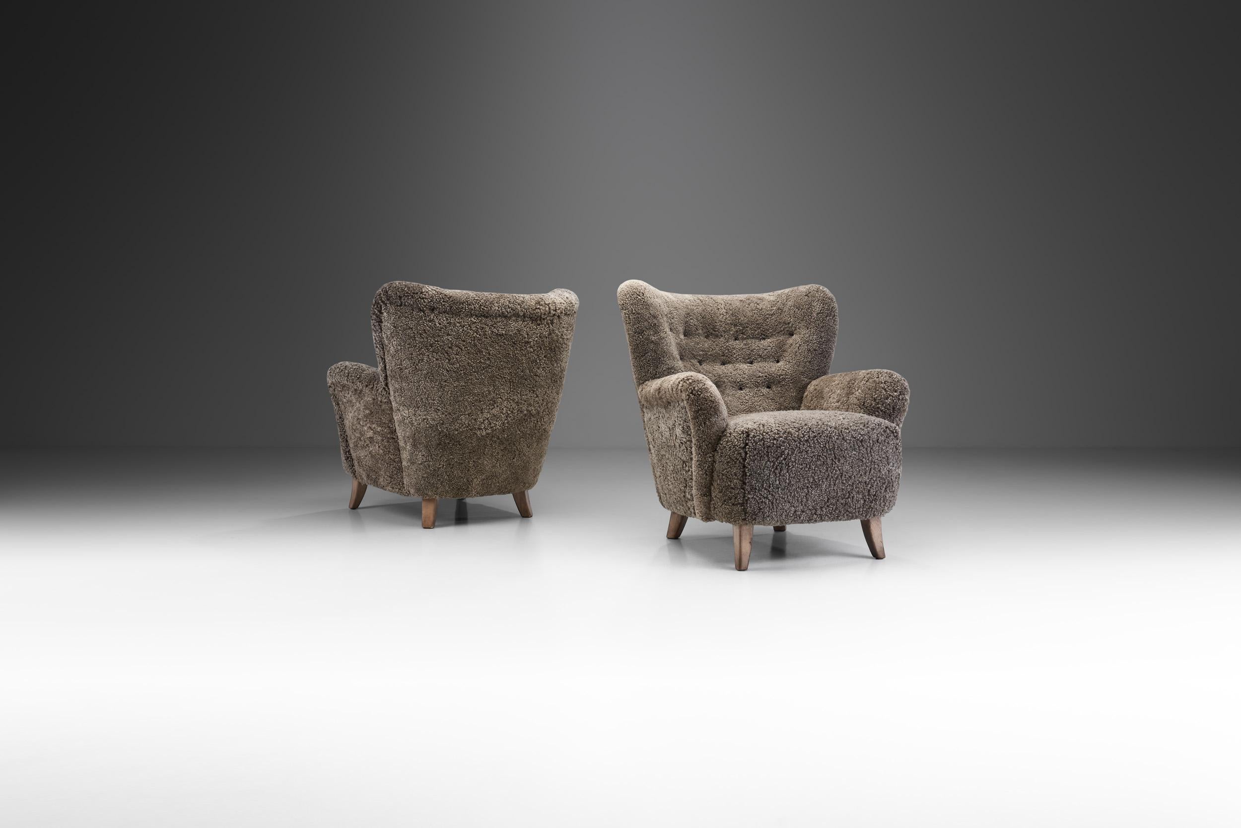 The “Laila” model by the Finnish designer Ilmari Lappalainen originates from 1948, with the earliest original drawings kept in the Lahti City Museum in their Lappalainen Collection.

This pair of “nr. 238” armchairs are from the Finnish designer’s