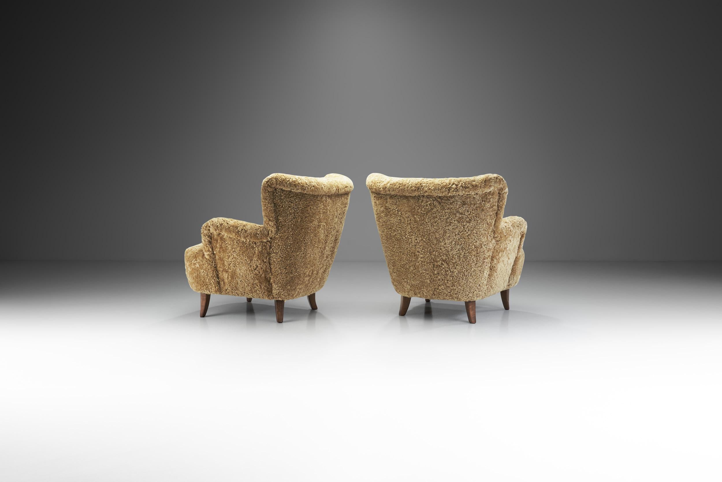 “Laila” Armchairs in Sheepskin by Ilmari Lappalainen for Asko, Finland 1950s In Good Condition For Sale In Utrecht, NL
