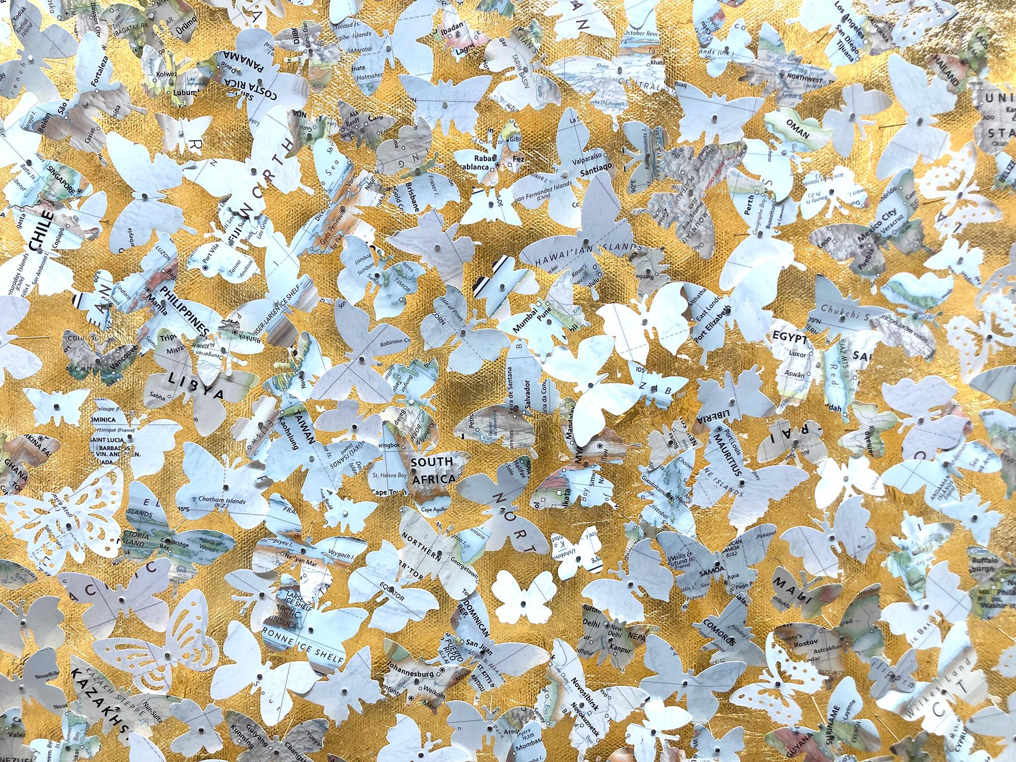 Peinture de papillons sur toile « Come Together - Gold Leaf Heart » (Come Together - Heart en feuille d'or) 1