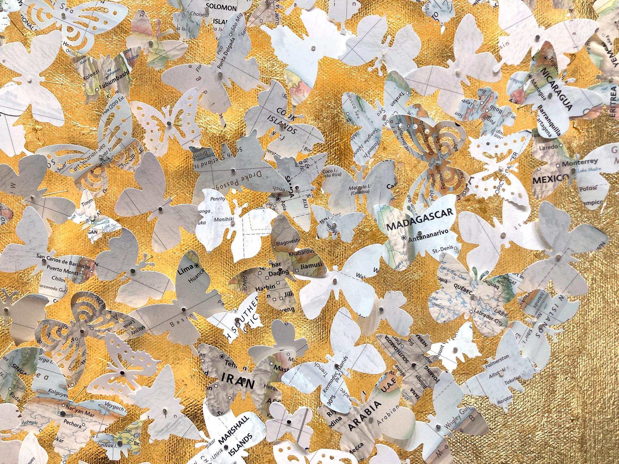 Peinture de papillons sur toile « Come Together - Gold Leaf Heart » (Come Together - Heart en feuille d'or) 3