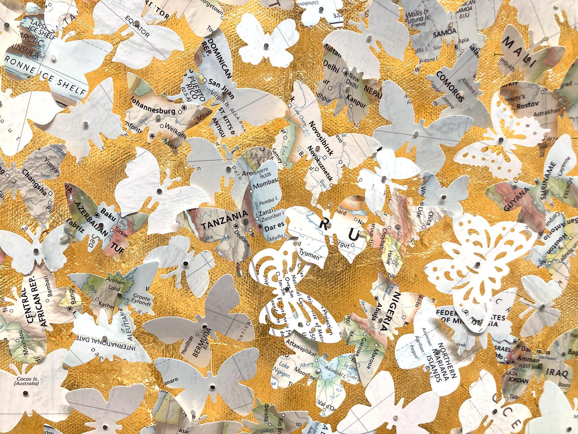 Peinture de papillons sur toile « Come Together - Gold Leaf Heart » (Come Together - Heart en feuille d'or) 5