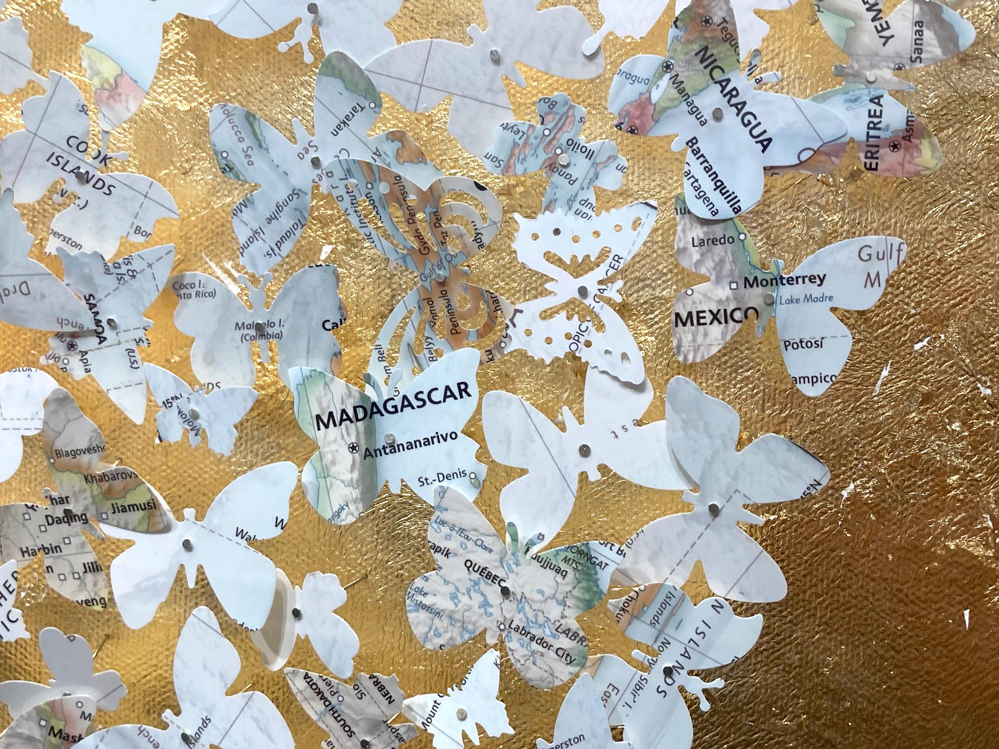 Peinture de papillons sur toile « Come Together - Gold Leaf Heart » (Come Together - Heart en feuille d'or) 4