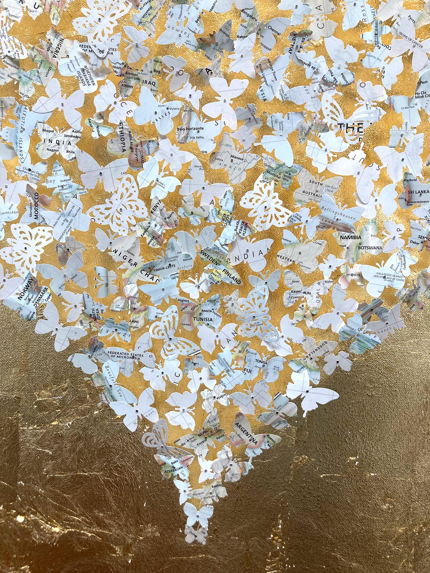 Cette pièce est exécutée avec des centaines de papillons découpés à la main sur un fond de feuilles d'or brillantes. Il est présenté dans une boîte d'ombre en acrylique. Ces œuvres évoquent des sensations de nostalgie, créées à partir de cartes, en