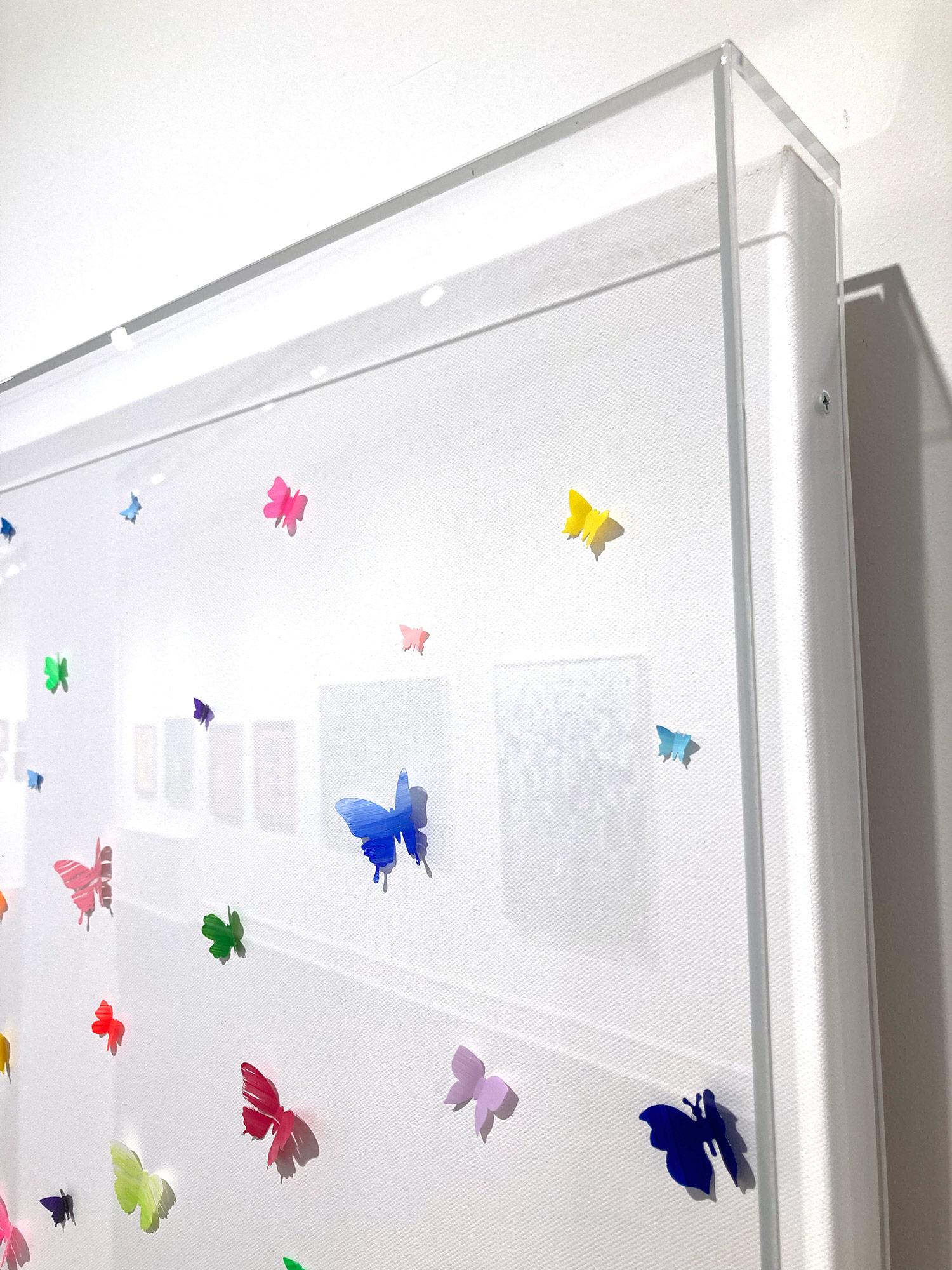Esta pieza está ejecutada con mariposas recortadas a mano, y se presenta en una caja de sombra acrílica. Estas obras conjuran sensaciones de nostalgia, creadas a partir de papel, recortando mariposas de colores en ascensión para crear sentimientos