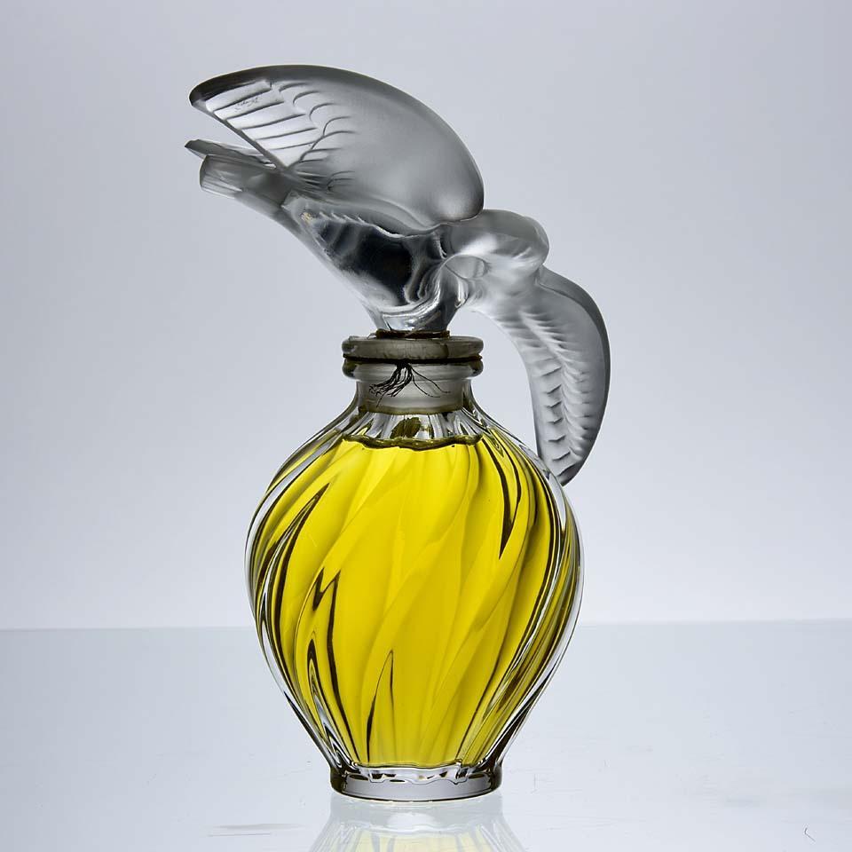 ‘L’Air du Temps’ perfume bottle by Marc Lalique - circa 1970
Wonderful mid 20th century clear and frosted glass scent bottle, the clear glass ribbed body containing the original Nina Ricci perfume complete with a frosted glass stopper in the form