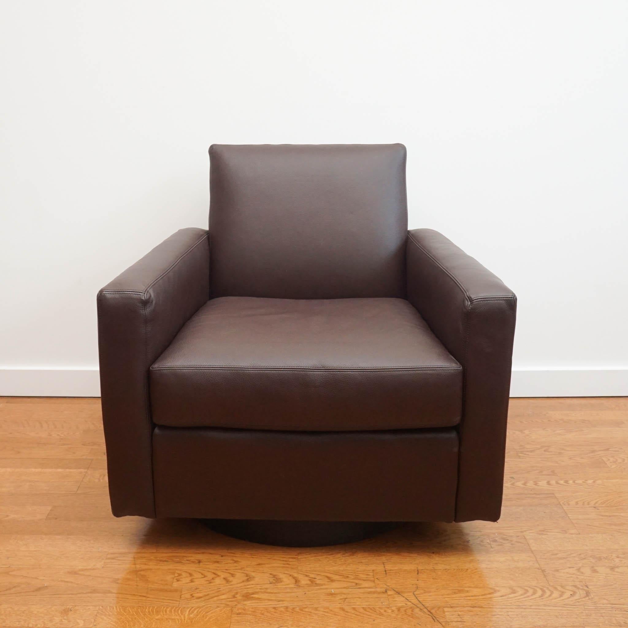 Fauteuil pivotant en cuir Laird en vente 2