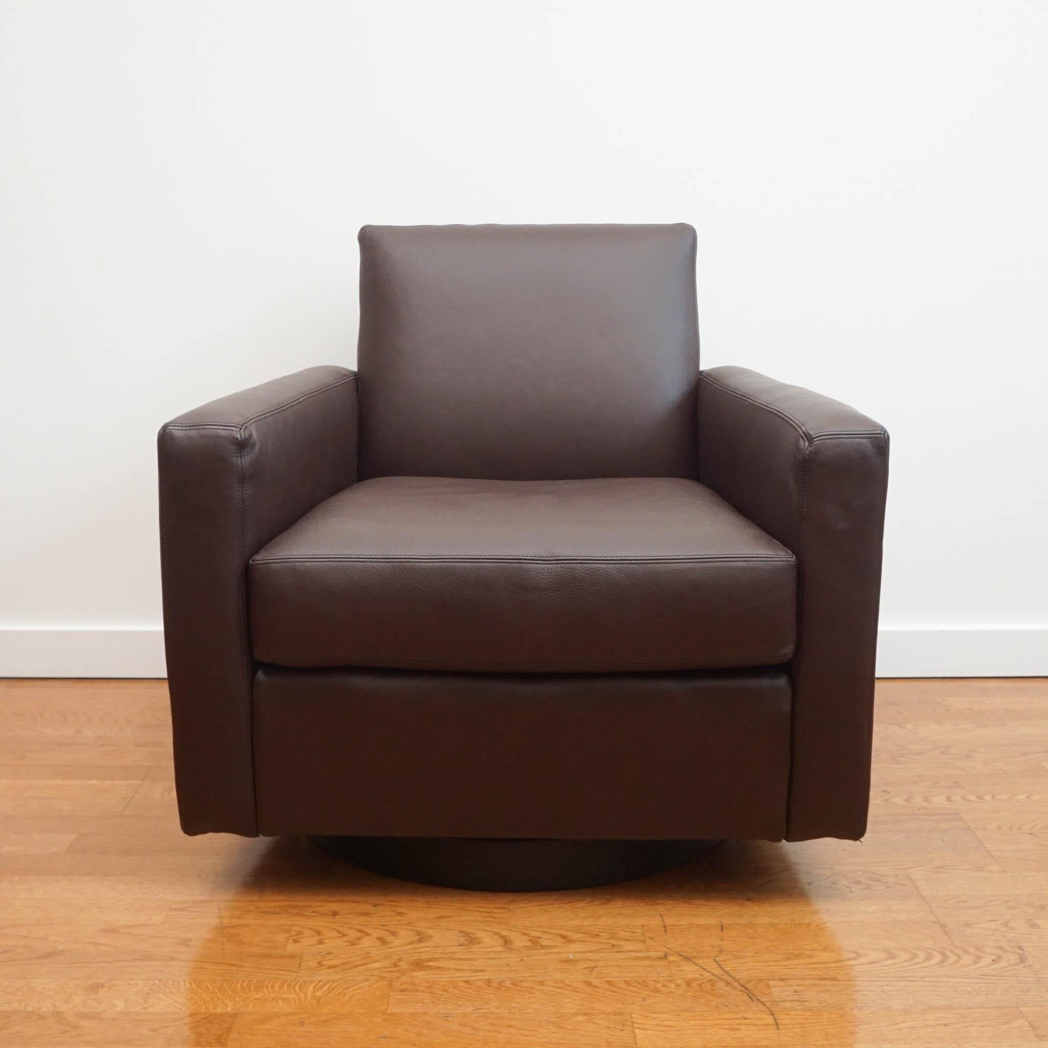 Imprégné des lignes épurées et des proportions classiques du minimalisme moderne, le Silhouette dessine une silhouette nette et cubiste. Posée sur une base circulaire pivotante, l'assise profonde et enveloppante de la chaise et son dossier
