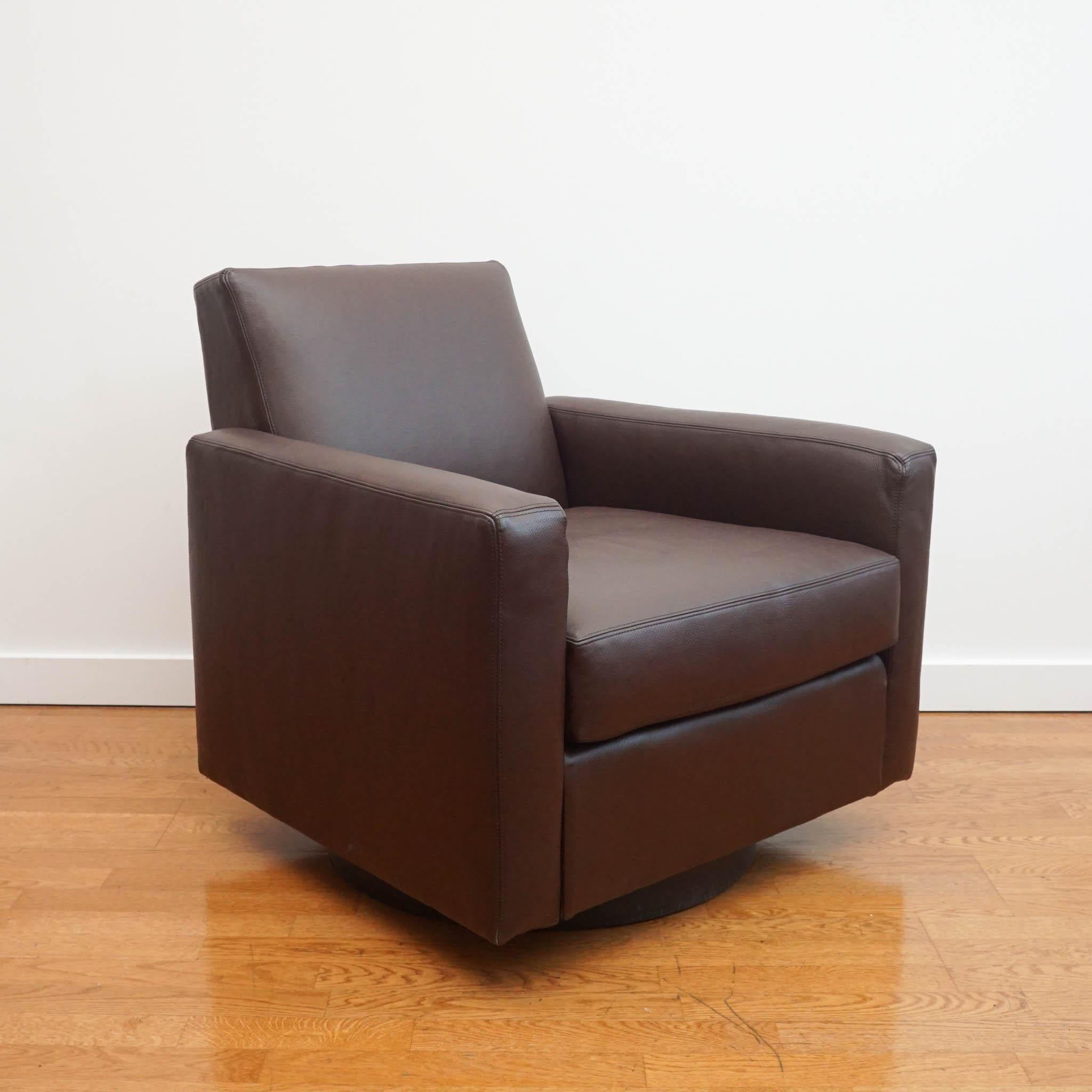 Mid-Century Modern Fauteuil pivotant en cuir Laird en vente