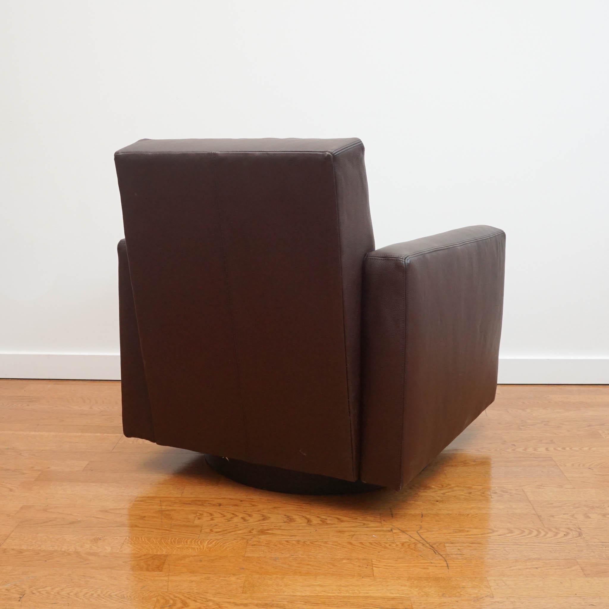 Fait à la machine Fauteuil pivotant en cuir Laird en vente