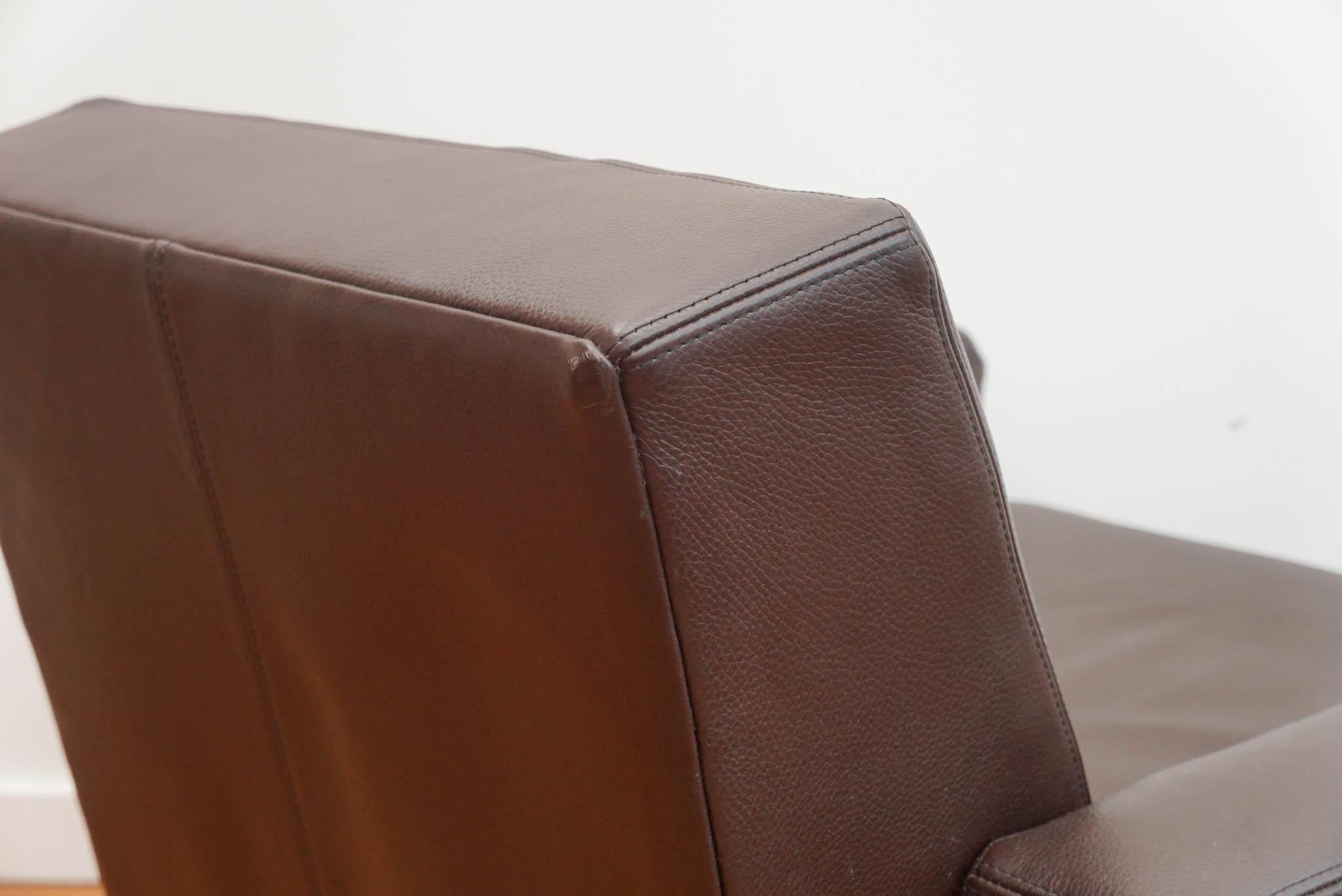 Fauteuil pivotant en cuir Laird Bon état - En vente à Hudson, NY