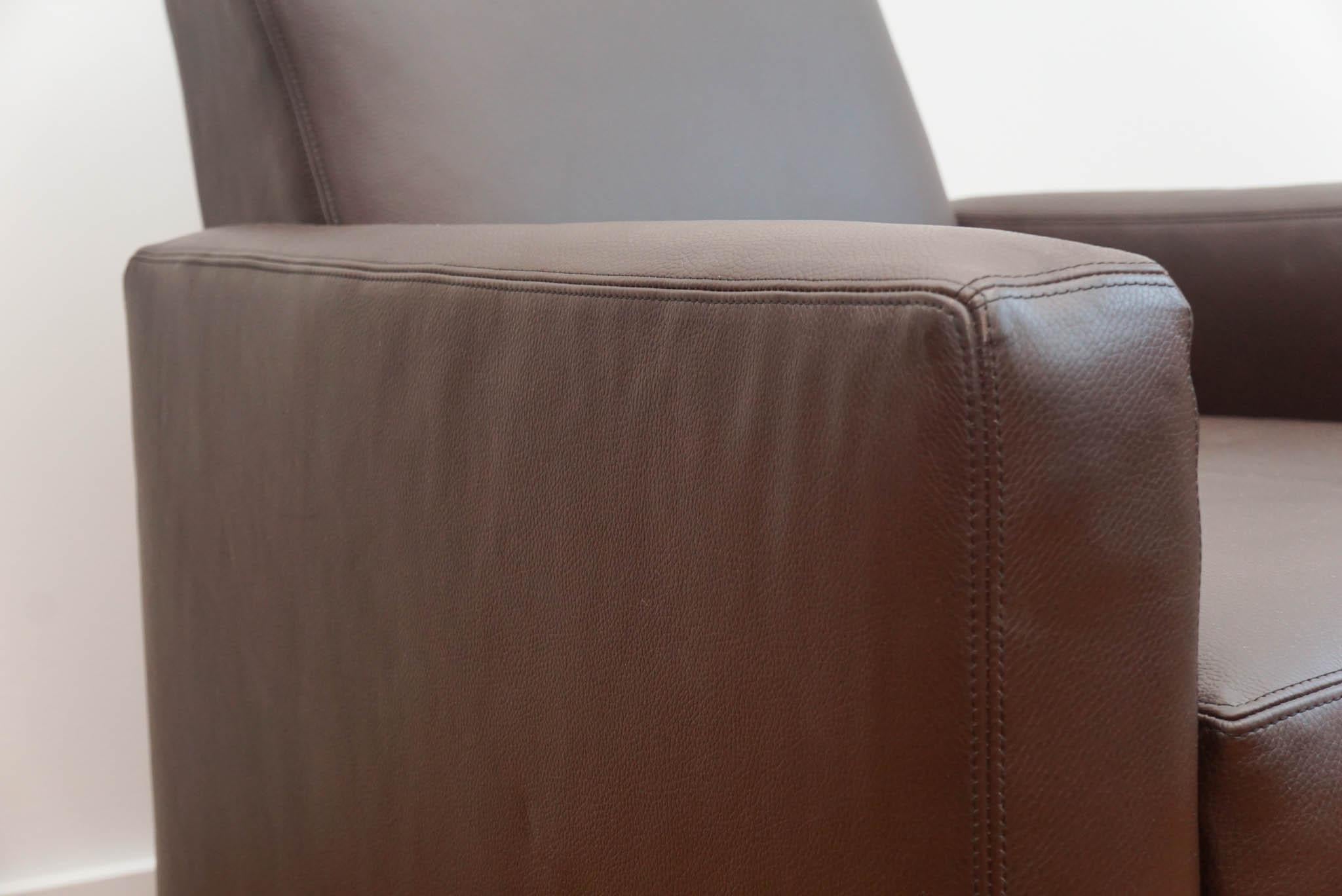 XXIe siècle et contemporain Fauteuil pivotant en cuir Laird en vente