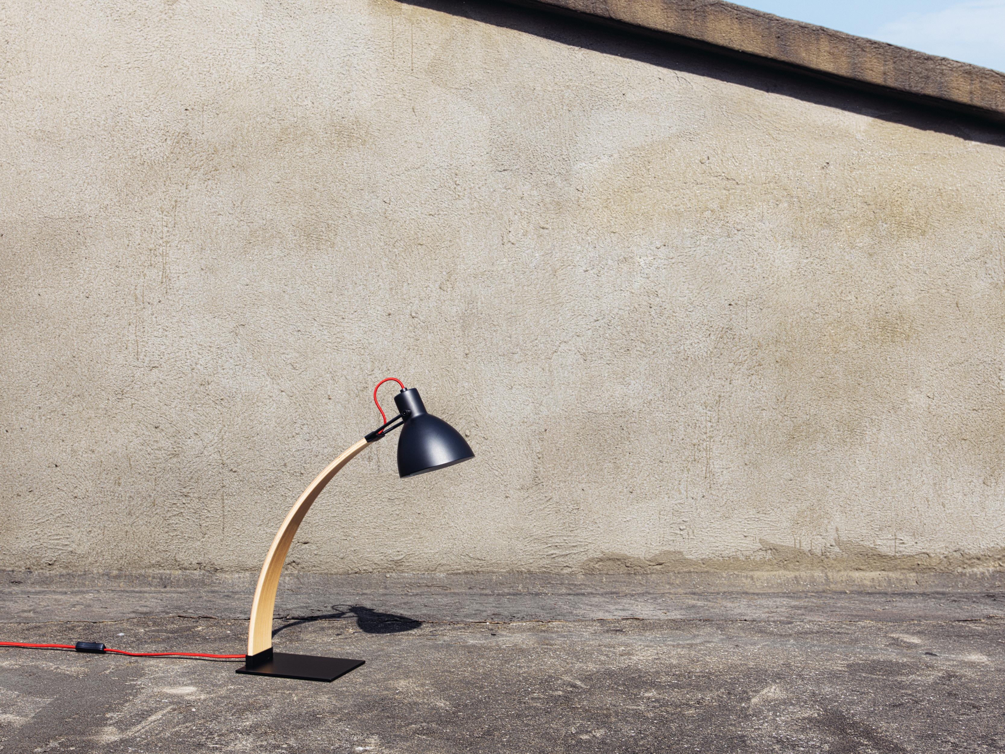 La lampe de table en bois LAITO est un classique reconnaissable. Notre interprétation moderne intègre des éléments en bois qui incarnent des textures et des arômes naturels. Des fils électriques sont astucieusement dissimulés dans l'arche en bois de