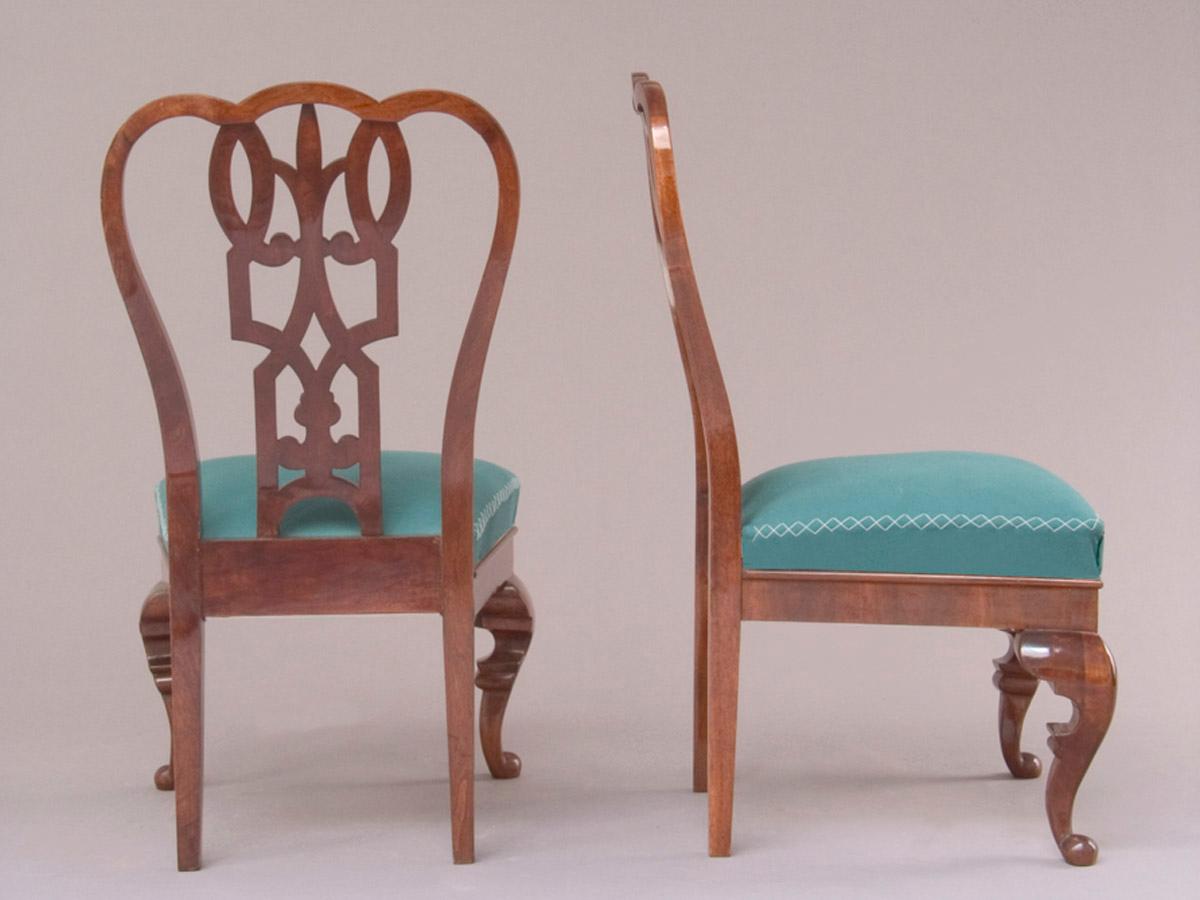 Lajos Kozma Märchenhafte Rokokostühle, Paar aus volkstümlichem Nussbaumholz, Ungarn, ca. 1925 (Ungarisch) im Angebot