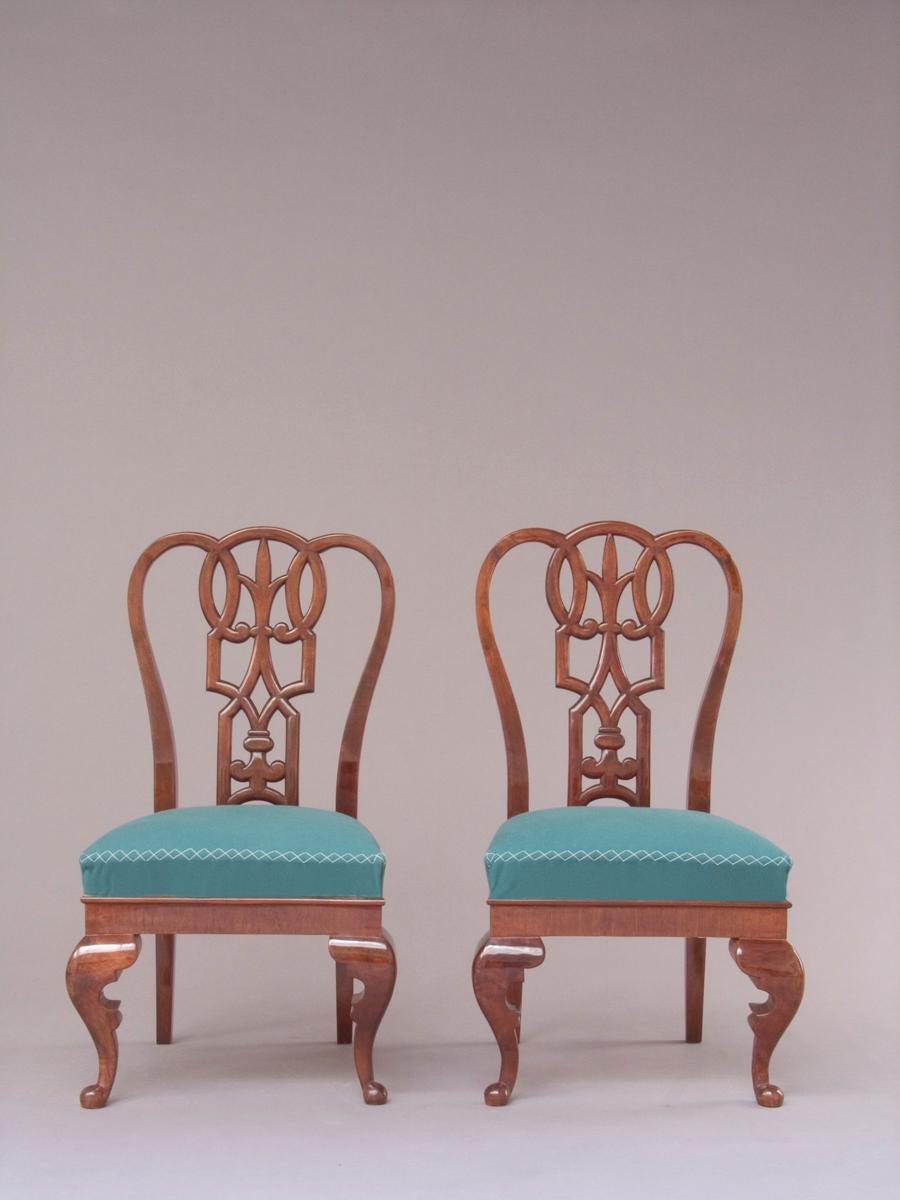 Lajos Kozma Märchenhafte Rokokostühle, Paar aus volkstümlichem Nussbaumholz, Ungarn, ca. 1925 (Geschnitzt) im Angebot