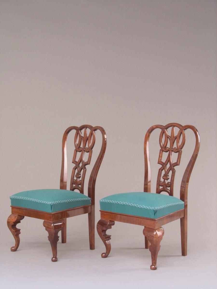 Lajos Kozma Märchenhafte Rokokostühle, Paar aus volkstümlichem Nussbaumholz, Ungarn, ca. 1925 im Zustand „Relativ gut“ im Angebot in Petershagen, DE