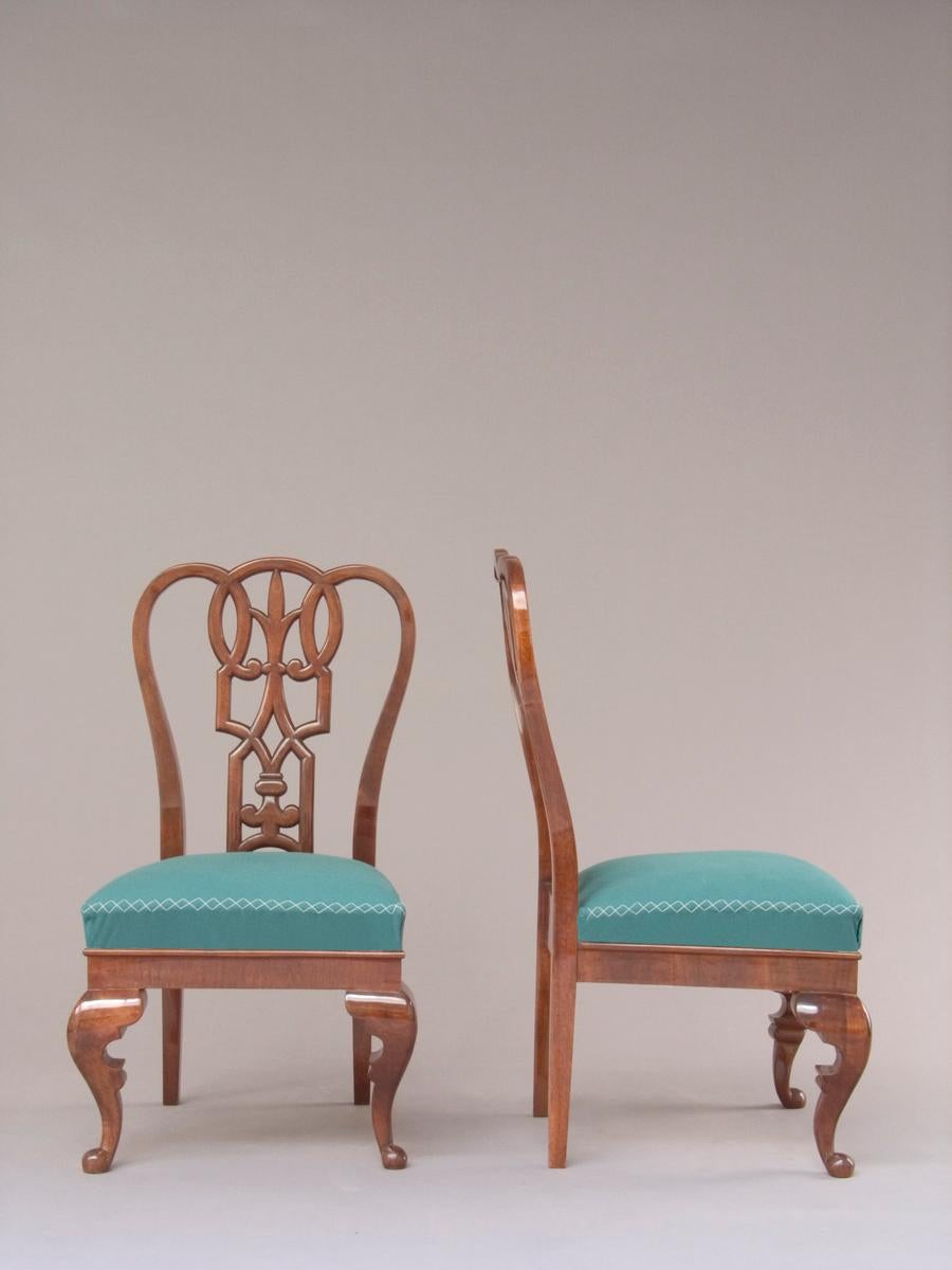 Lajos Kozma Märchenhafte Rokokostühle, Paar aus volkstümlichem Nussbaumholz, Ungarn, ca. 1925 (Frühes 20. Jahrhundert) im Angebot