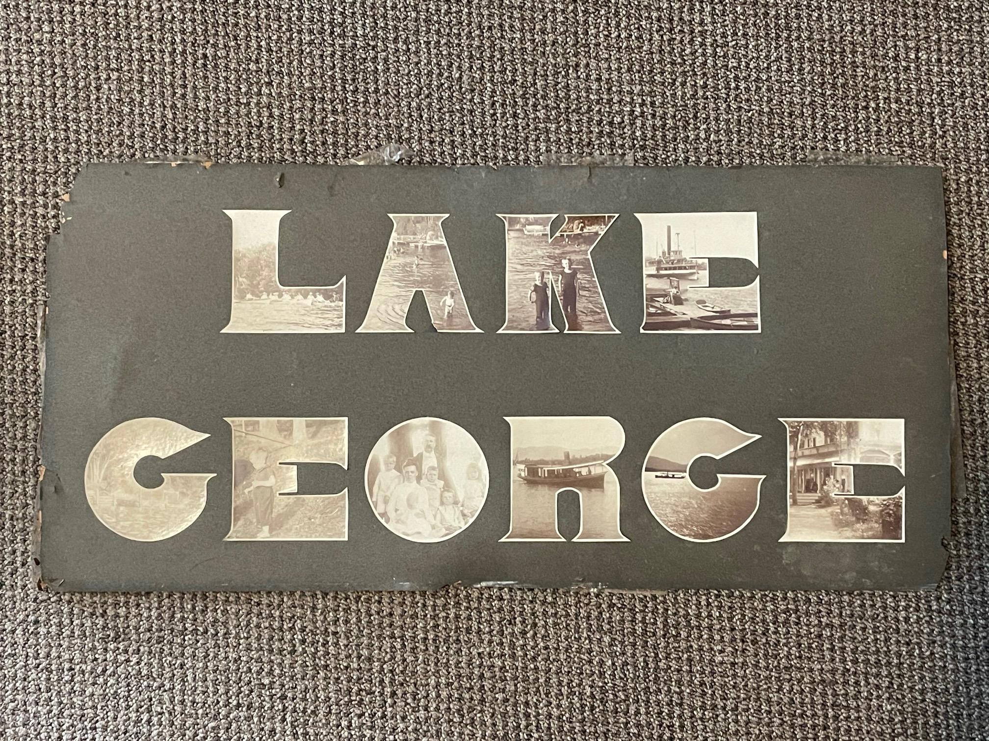 Eine ungewöhnliche Fotografie, etwa 1910-1920, bei der die Buchstaben Lake George aus ausgeschnittenen Fotos bestehen. Origineller Rahmen - ein wirklich einzigartiges Objekt mit Charakter und zeitlosem Charakter.
Der Lake George, bekannt als die