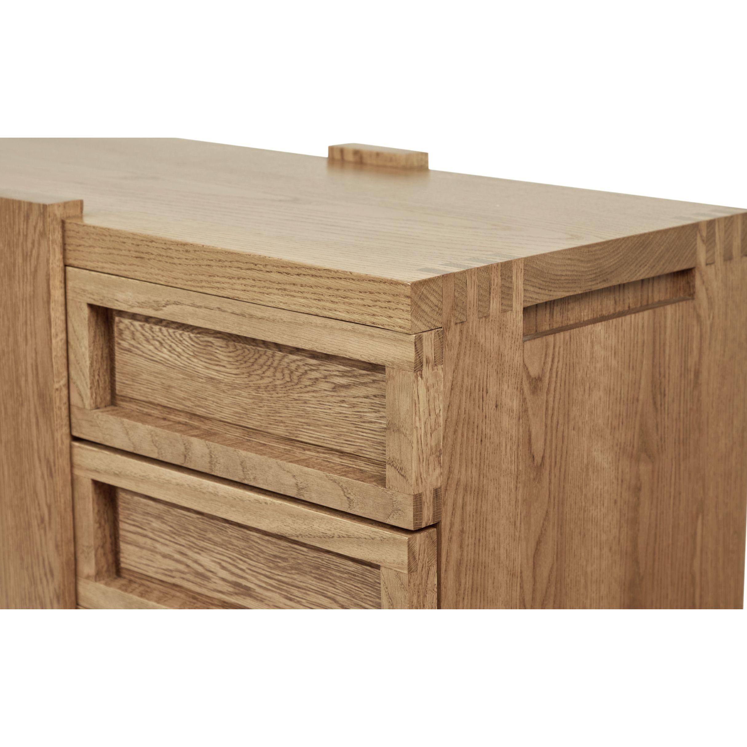 Notre buffet Lake, fabriqué de manière artisanale, est une pièce discrète qui convient parfaitement comme buffet ou crédence. Les designs s'inspirent des pièces françaises emblématiques du milieu du siècle, avec une interprétation distinctement