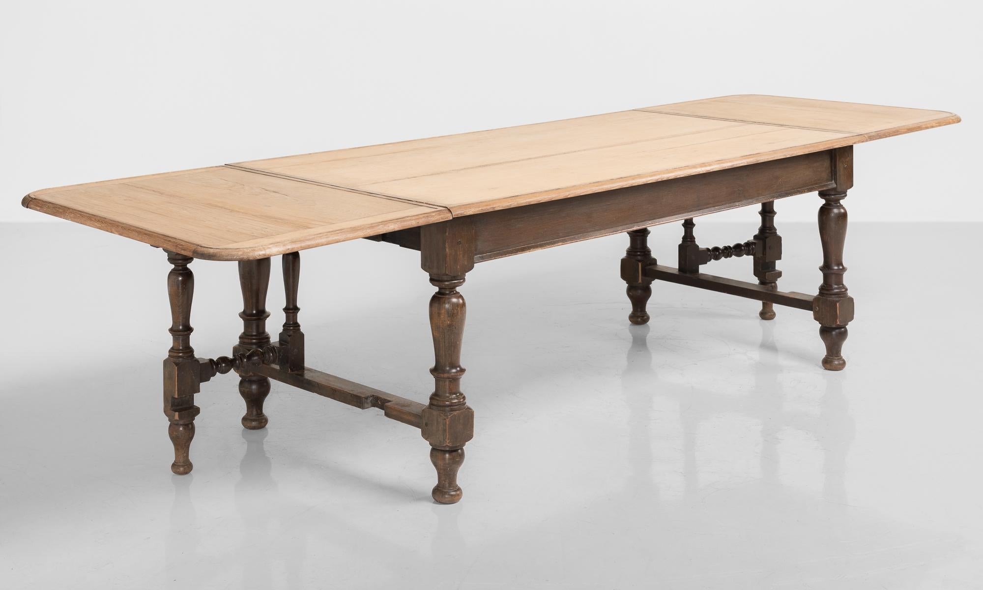 Lakeland Country Pine Dining Table, England, circa 1890

Scrubbed top on base with handsome turned legs and original finish.

Measures: 72.5
