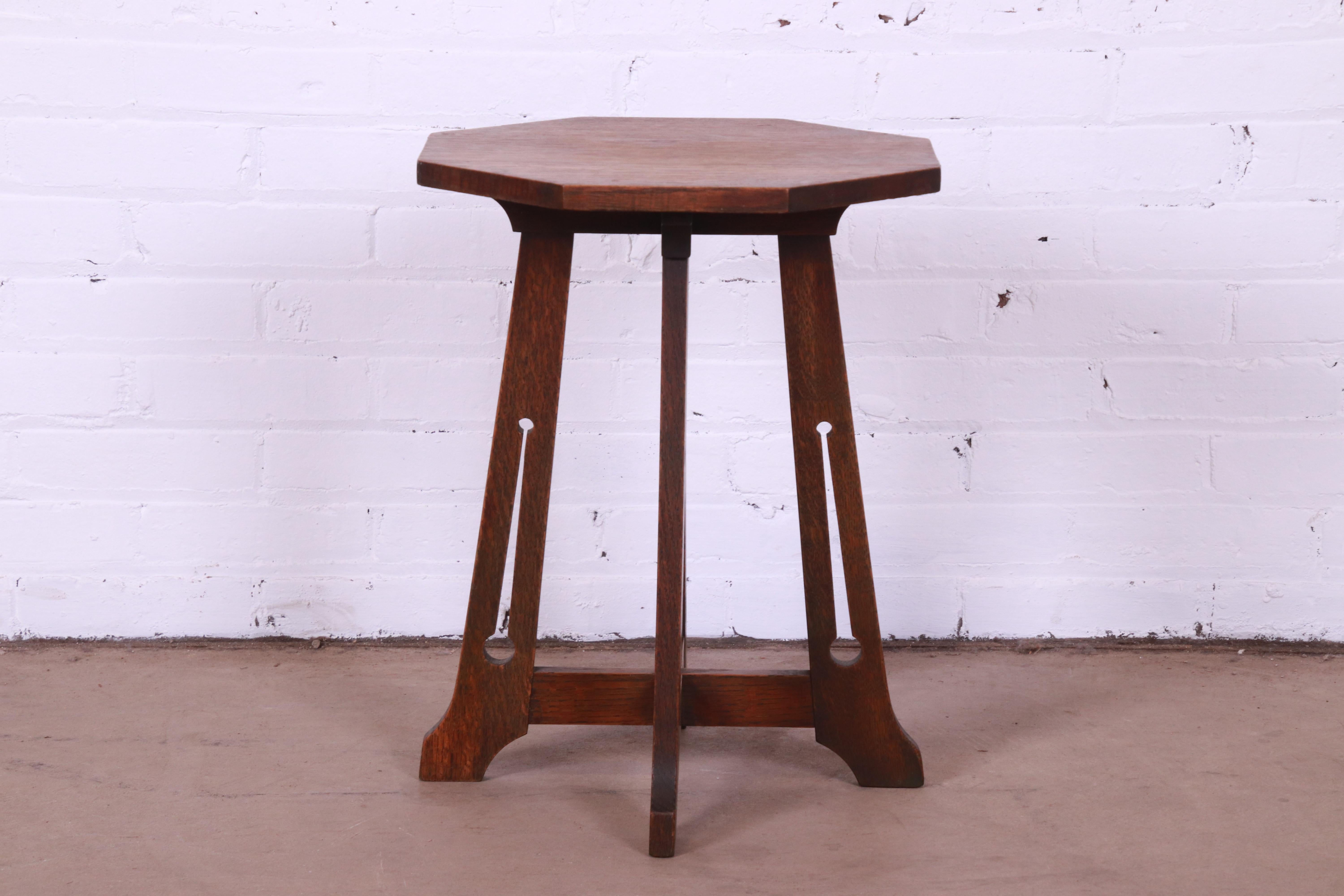 A beautiful antique Mission Arts & Crafts carved oak octagonal side table

Recently procured from Frank Lloyd Wright's DeRhodes House

By The Lakeside Craft Shops

USA, Circa 1900

Measures: 15.75