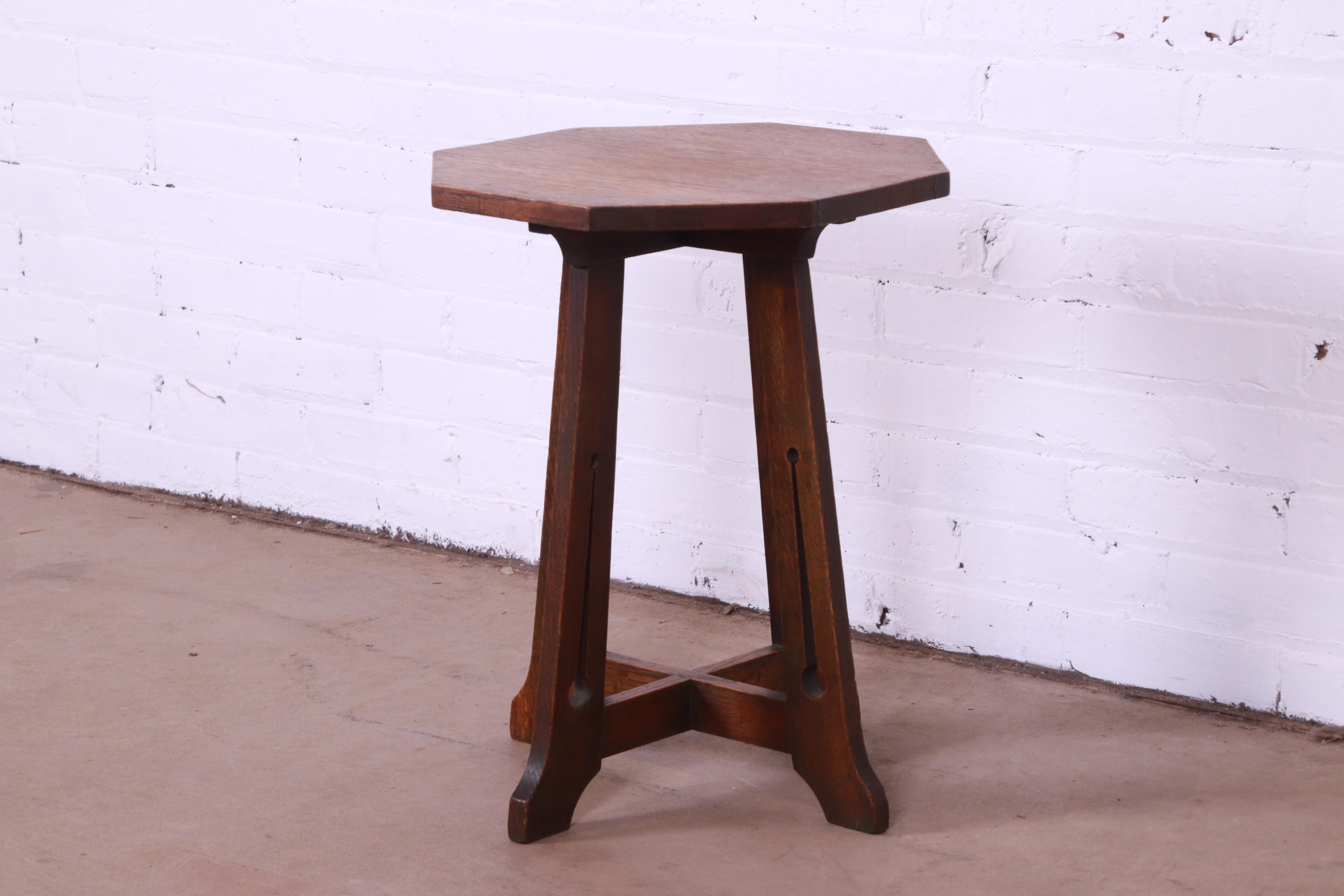 Lakeside Craft Shops Arts & Crafts Mission Oak Octagonal Side Table, Circa 1900 In Good Condition In South Bend, IN