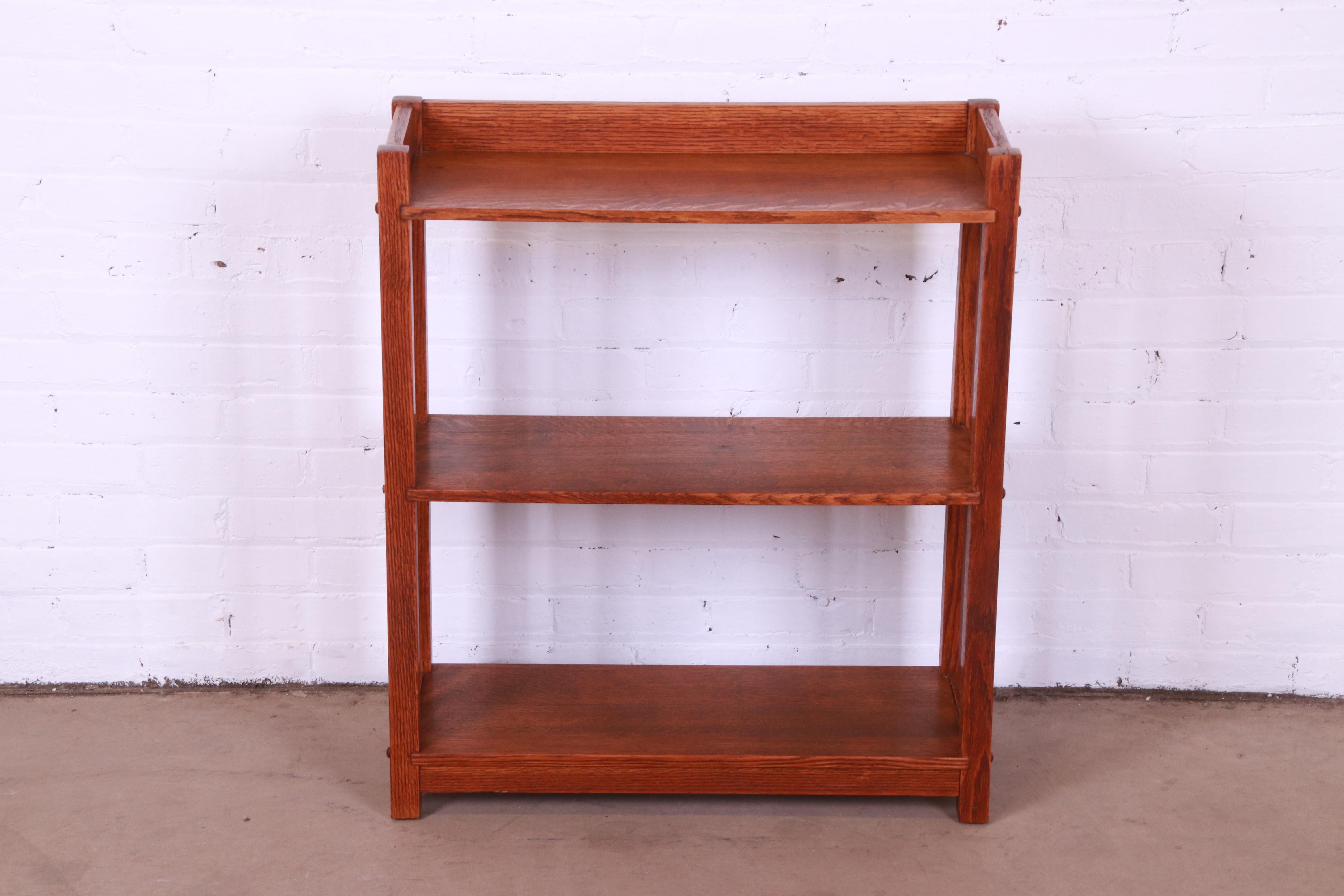 A beautiful antique Arts & Crafts Mission quarter sawn oak bookcase

Recently procured from Frank Lloyd Wright's DeRhodes House

By The Lakeside Craft Shops

USA, Circa 1900

Measures: 28
